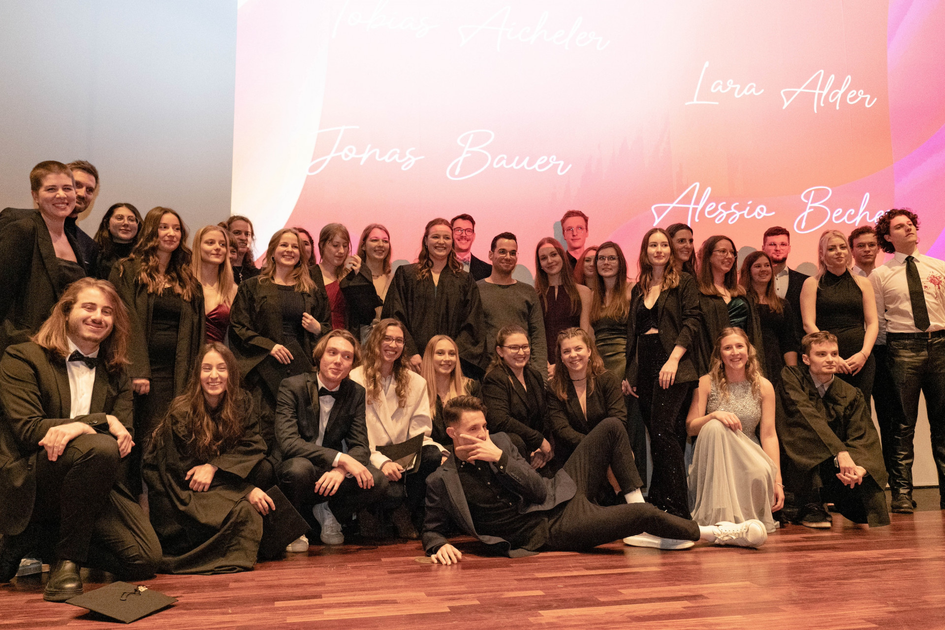Studierende bei Absolventenball auf Bühne