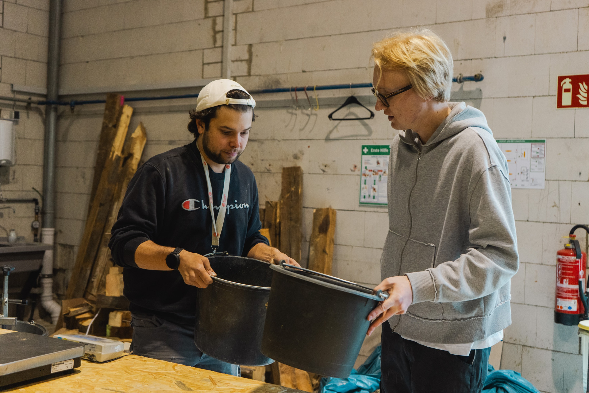 Studierende mischen Beton