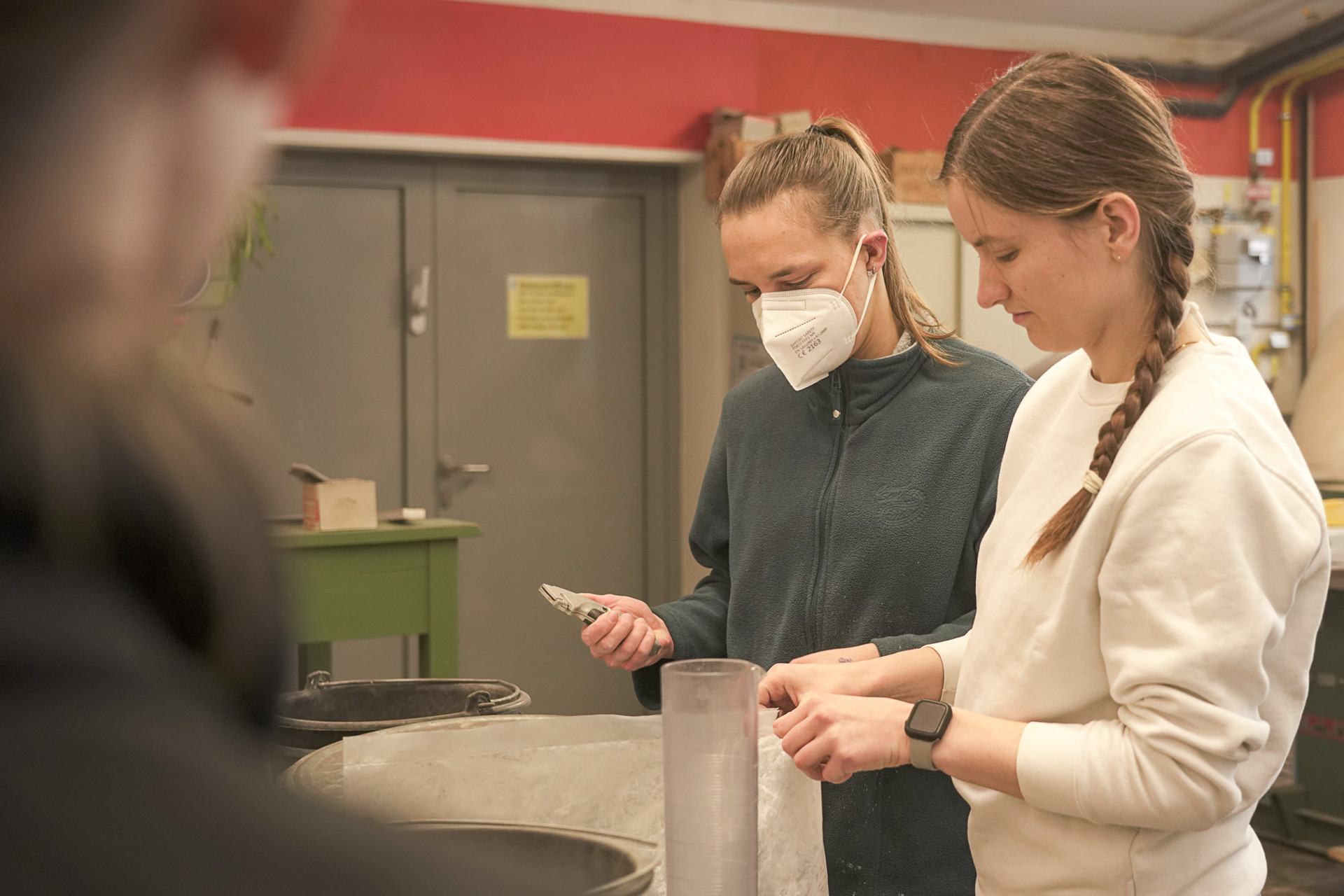 Drei Frauen mischen Beton