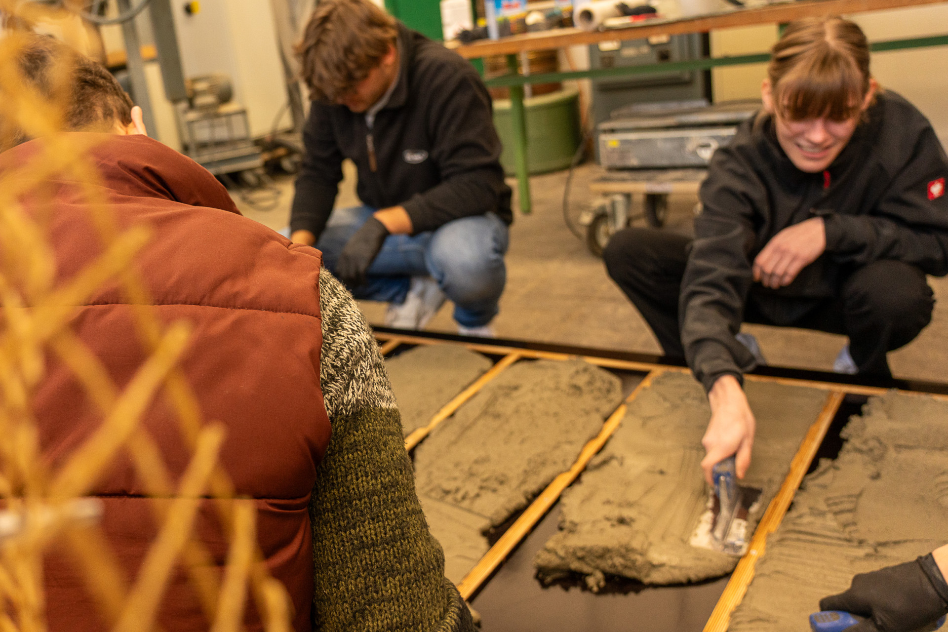 Studierende beim Betonbiber