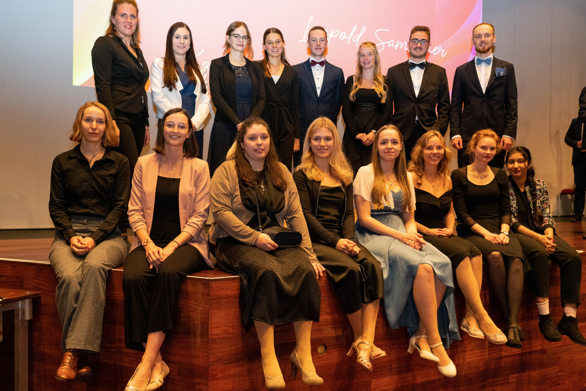 Studierende bei Absolventenball auf Bühne