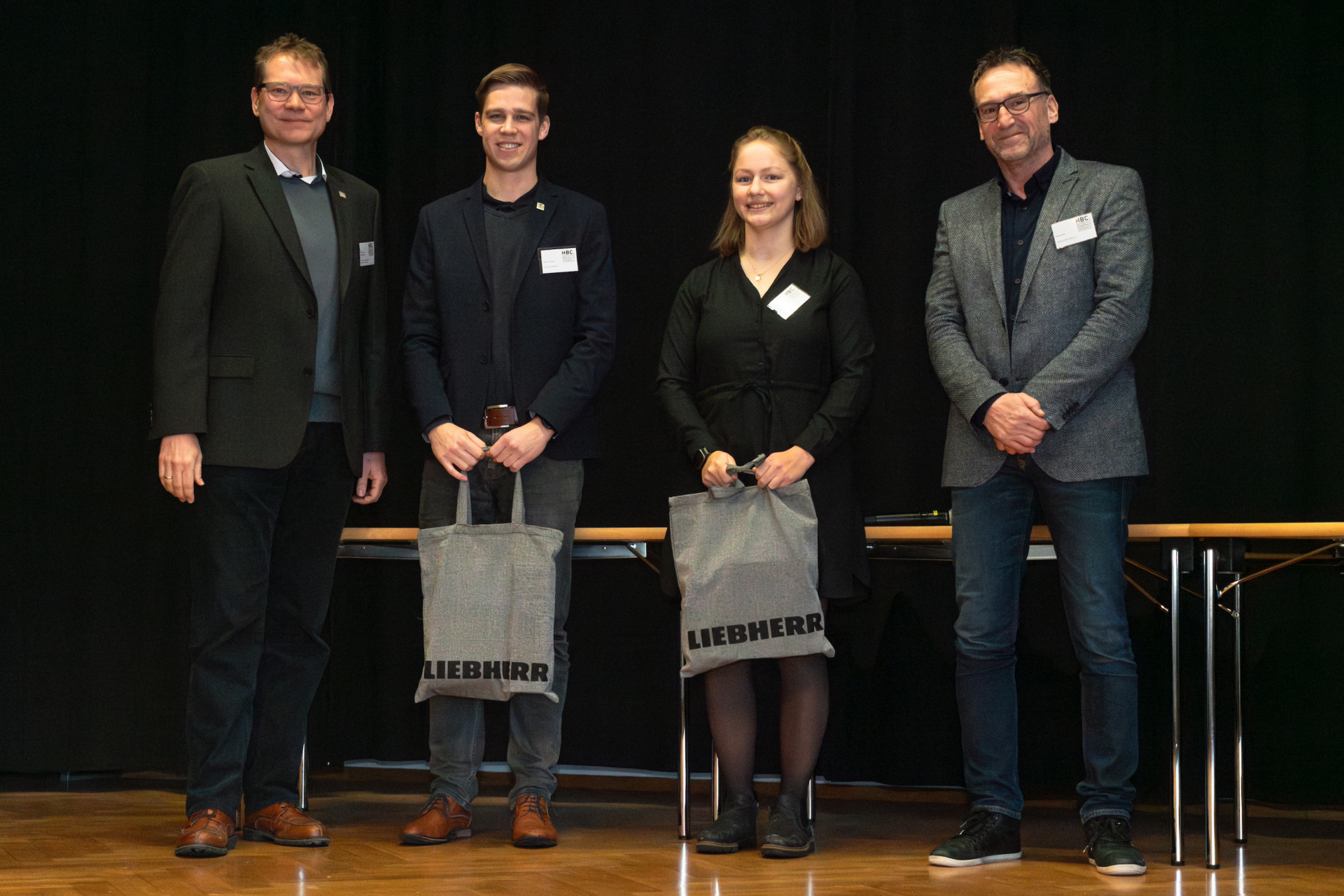 Personen mit Urkunden auf der Bühne