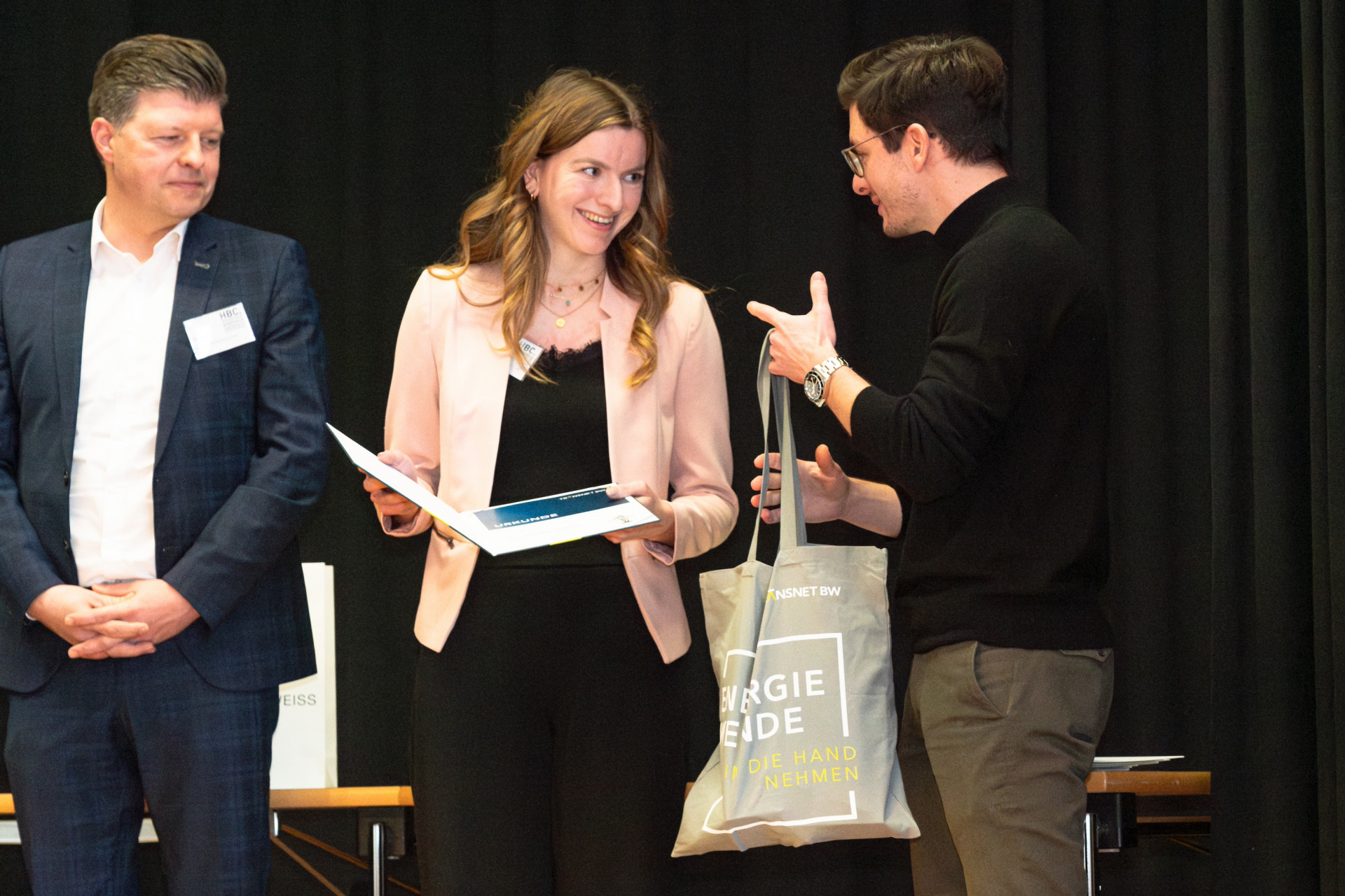 Personen mit Urkunden auf der Bühne