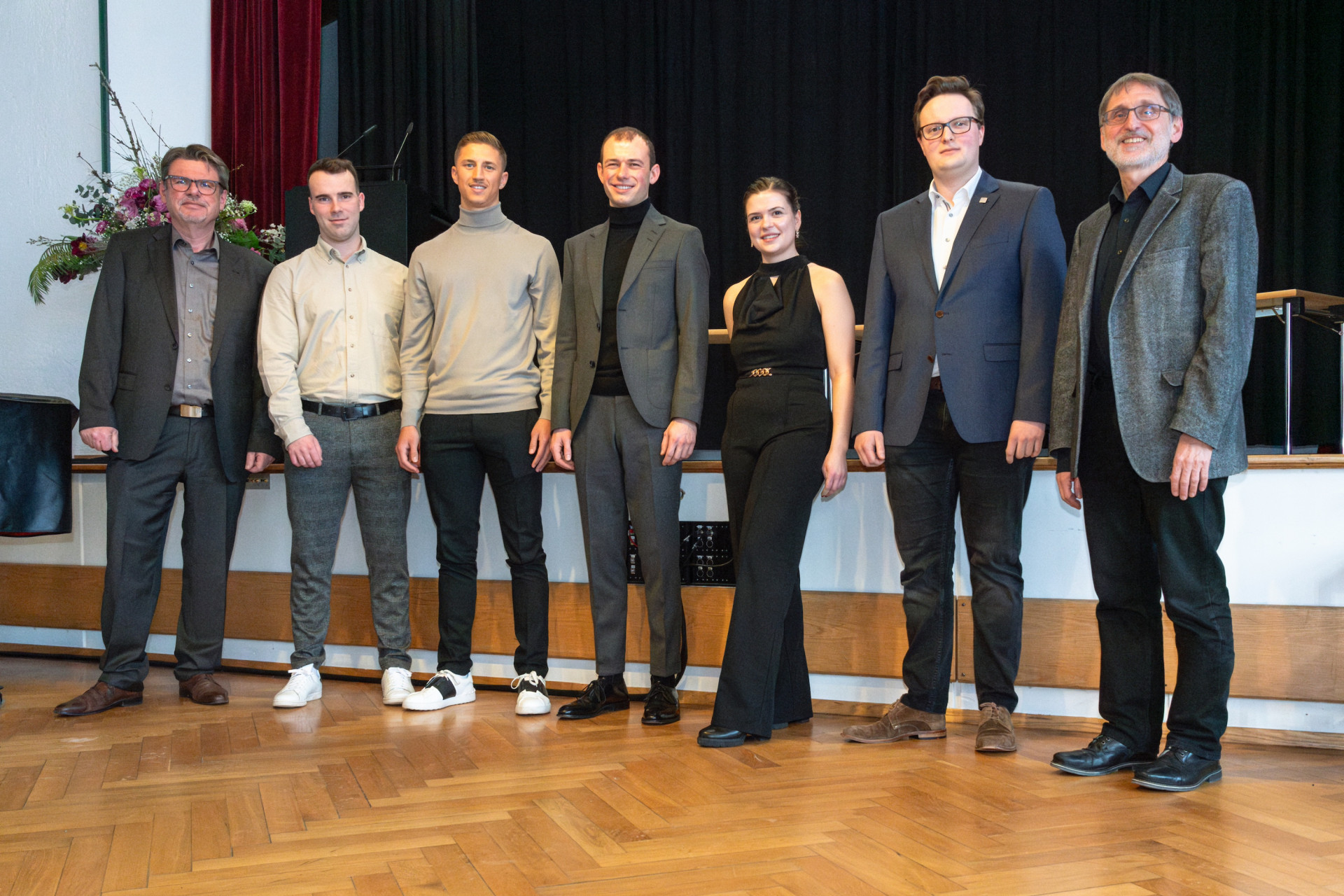 7 Personen stehen für Gruppenbild