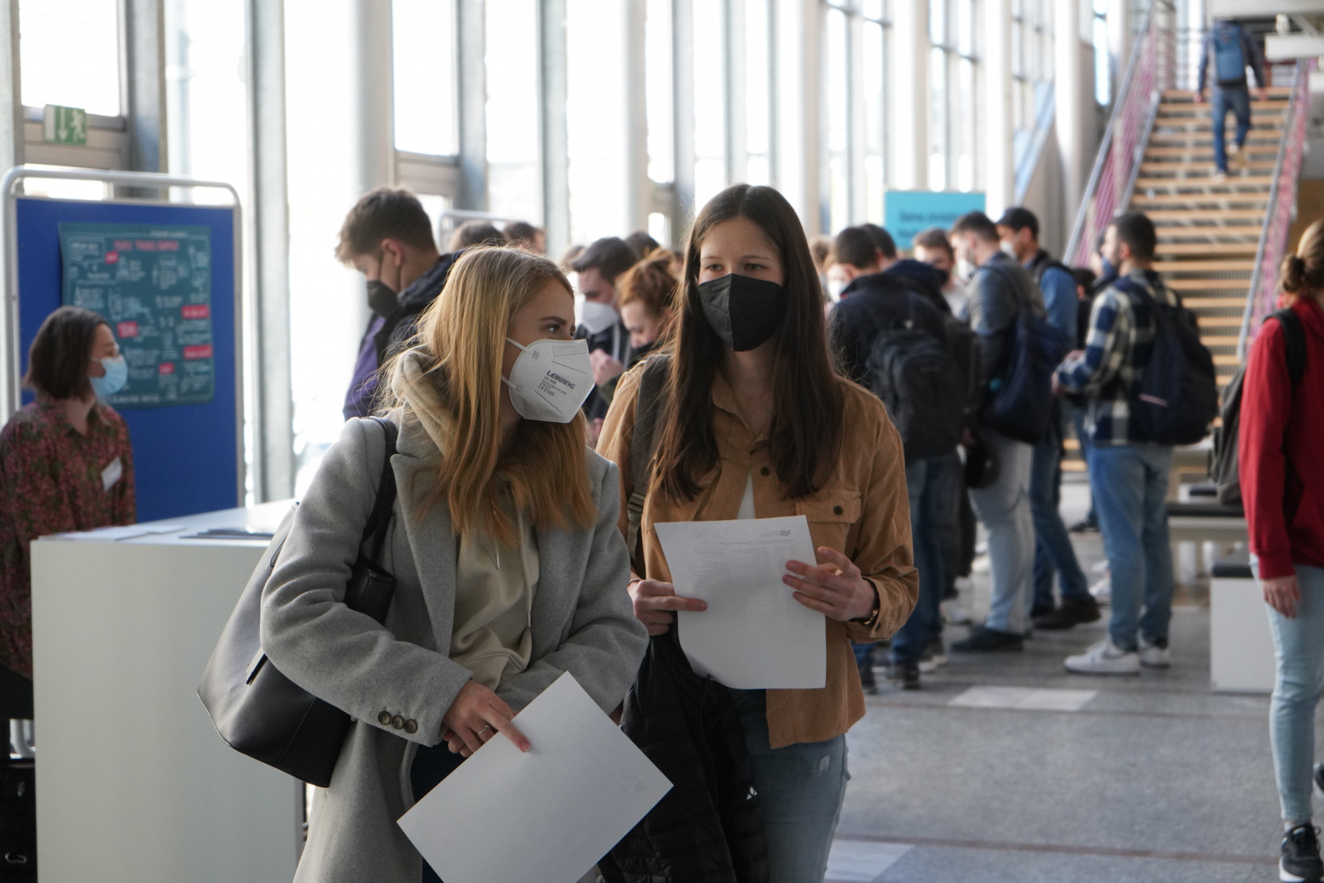Studierende beim Markt der Möglichkeiten