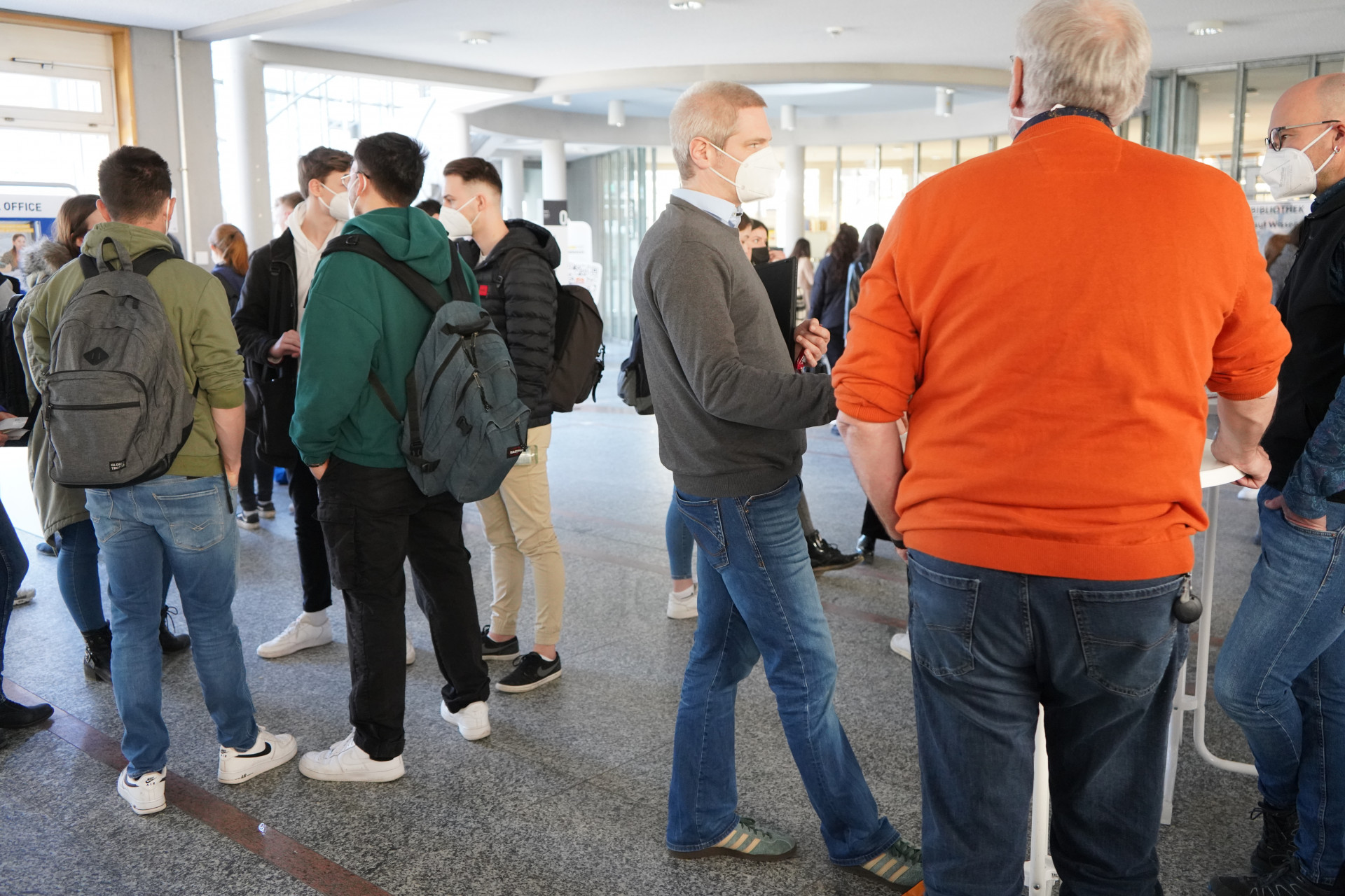 Austausch beim Markt der Möglichkeiten