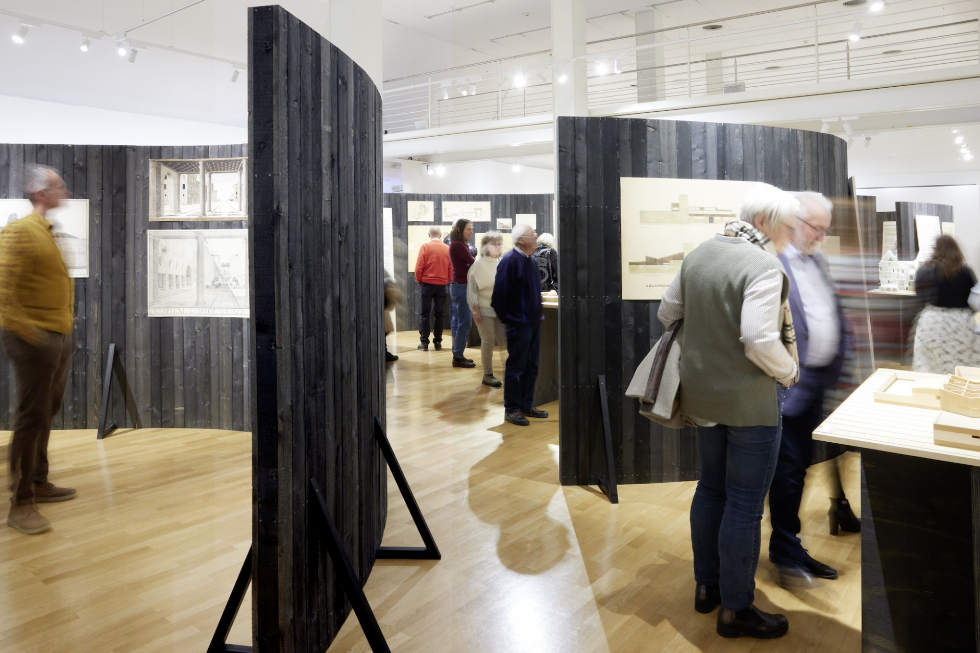 Personen in einer Ausstellung