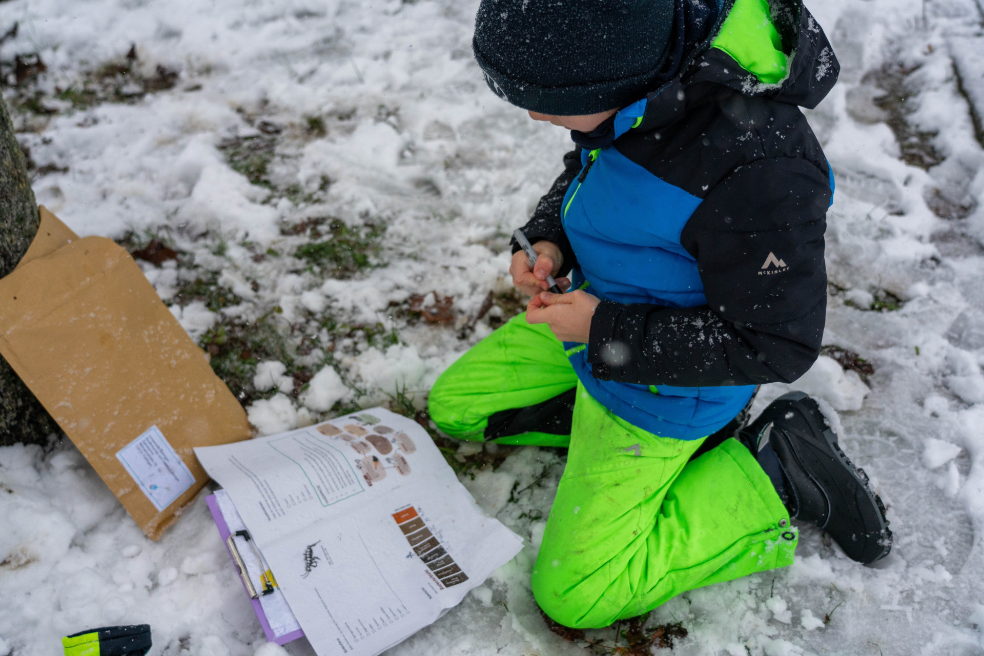 Junge schreibt Daten auf 