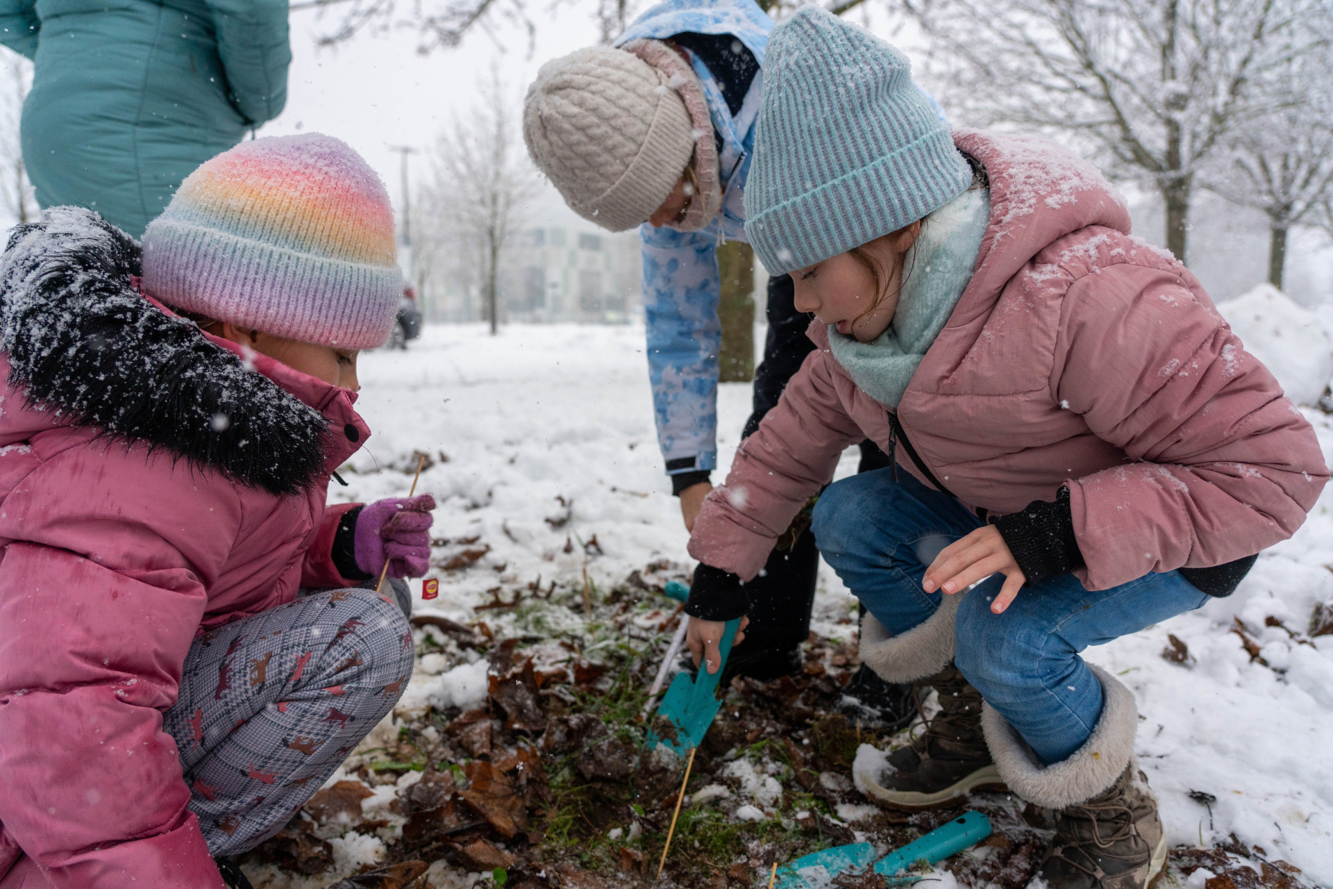 Mädchen messen Loch in Erde aus