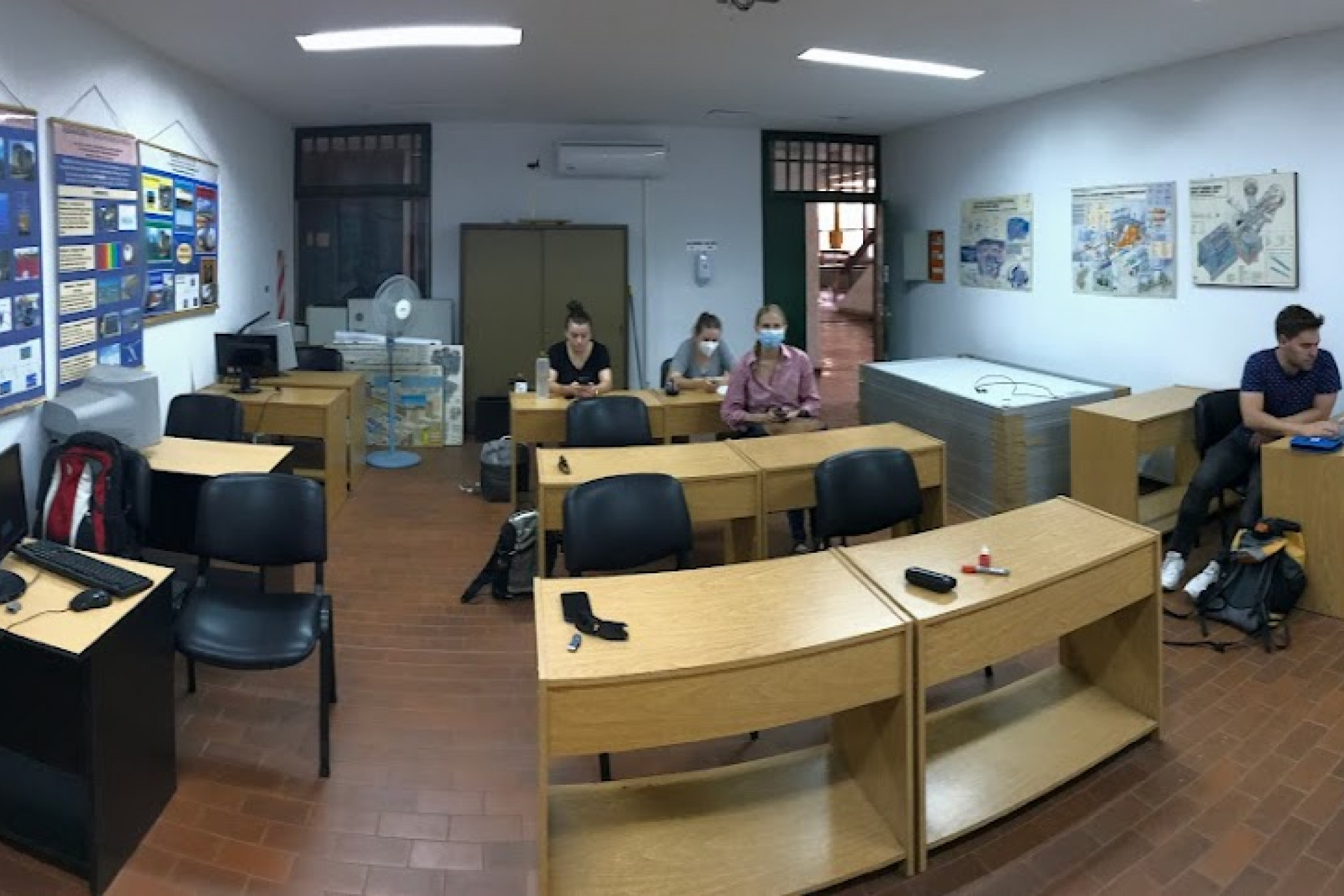 Kleiner Vorlesungsraum in Argentinien mit Studierenden