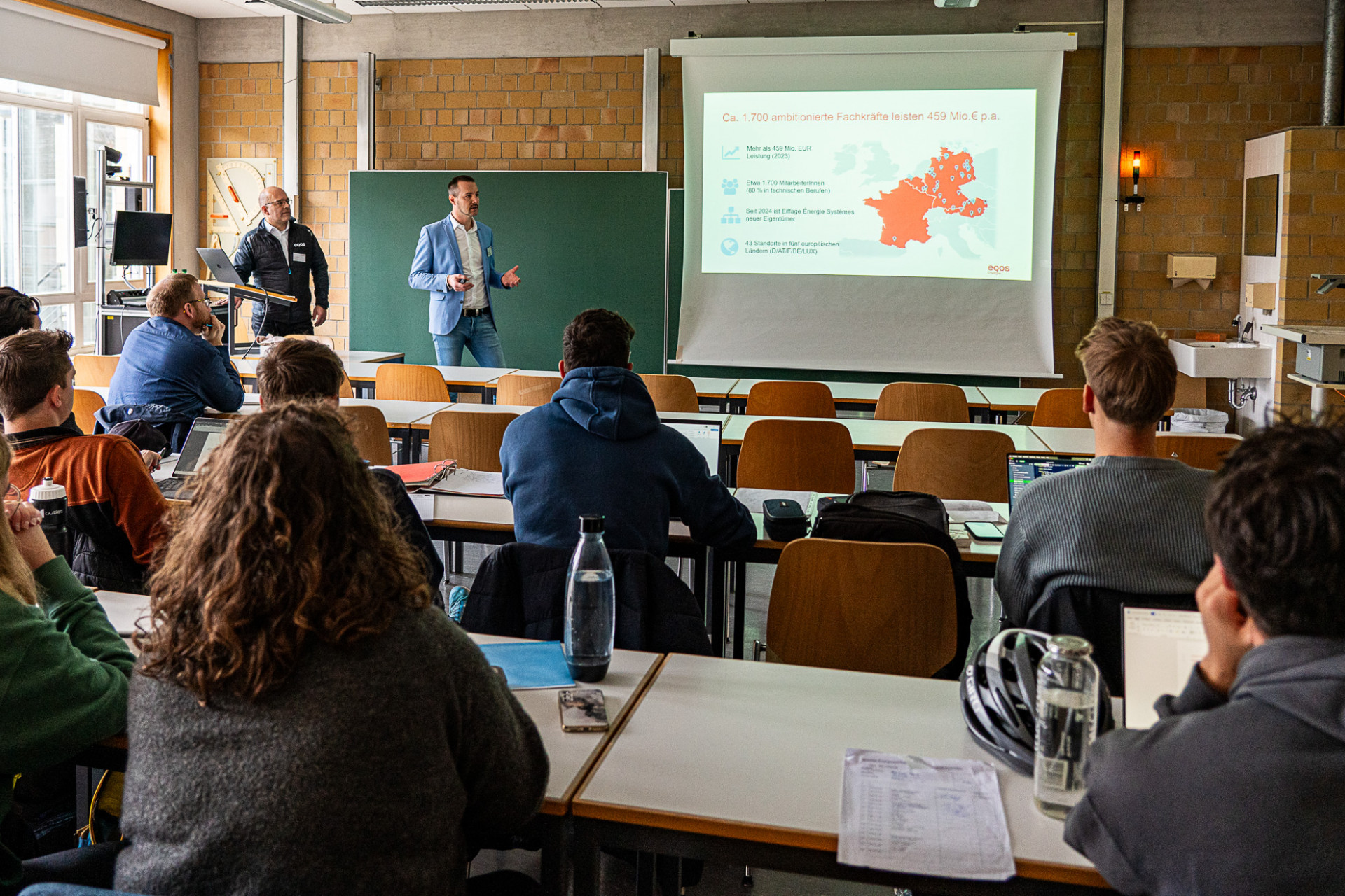 Personen sitzen in Hörsaal