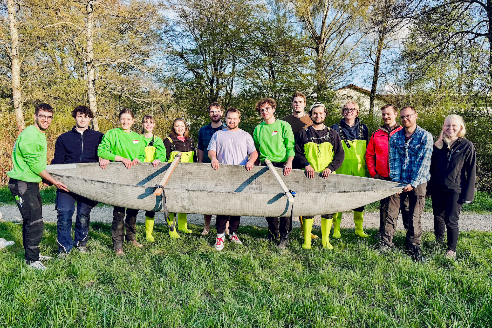 Gruppenfoto von Studierenden mit Kanu