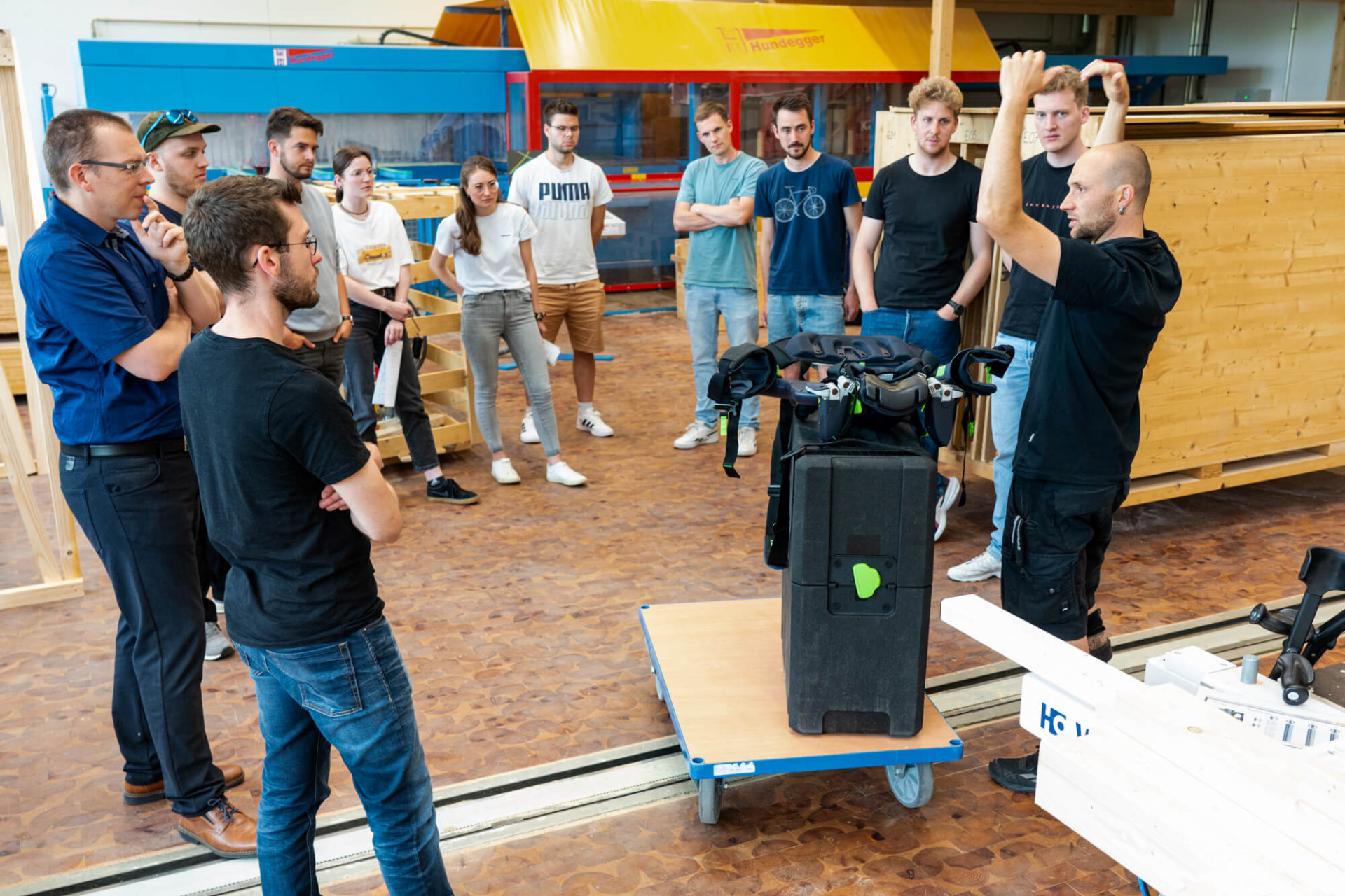 Studierenden werden die Exoskelette in der Gruppe erklärt