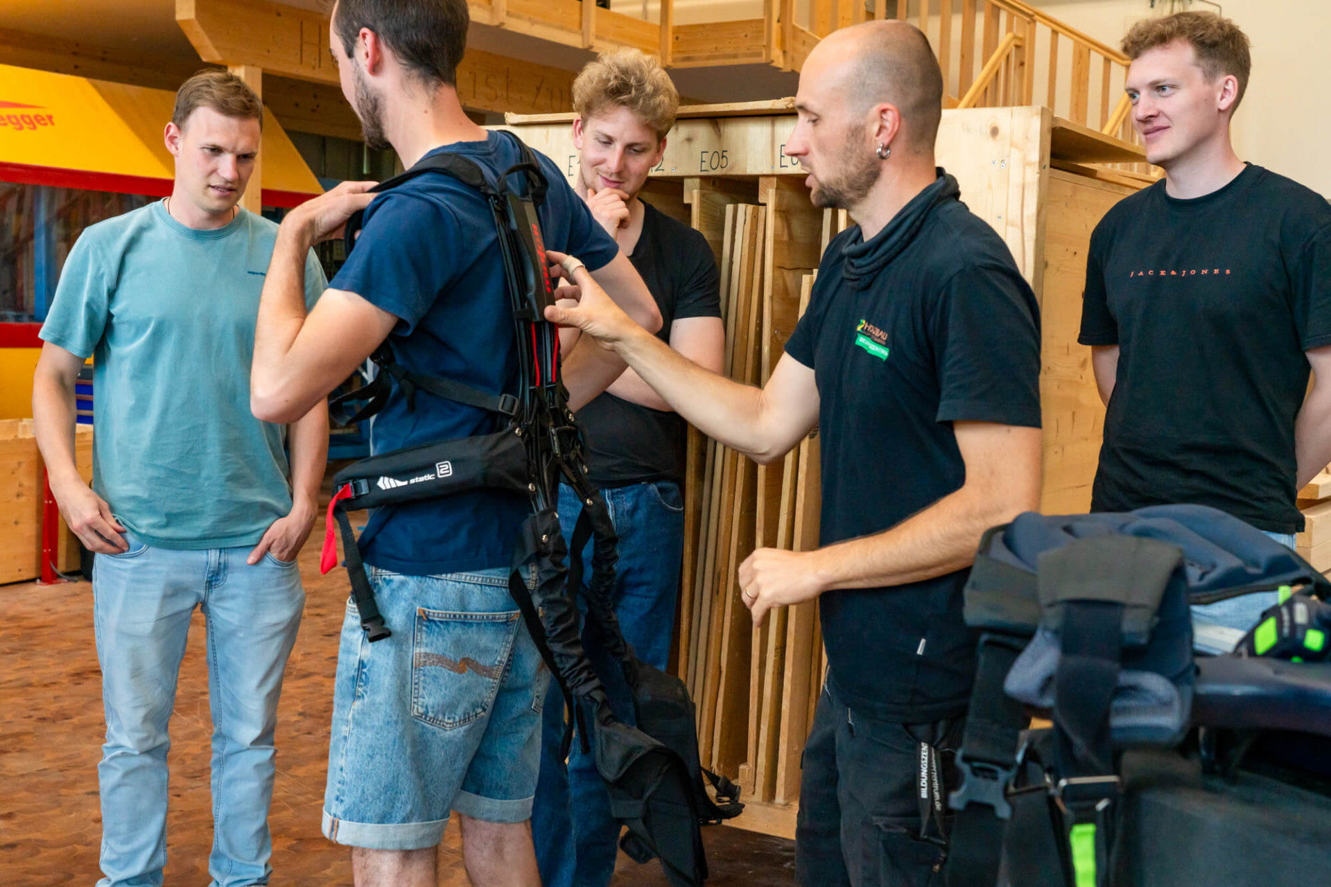 Einem Studierenden wird ein Exoskelett angelegt