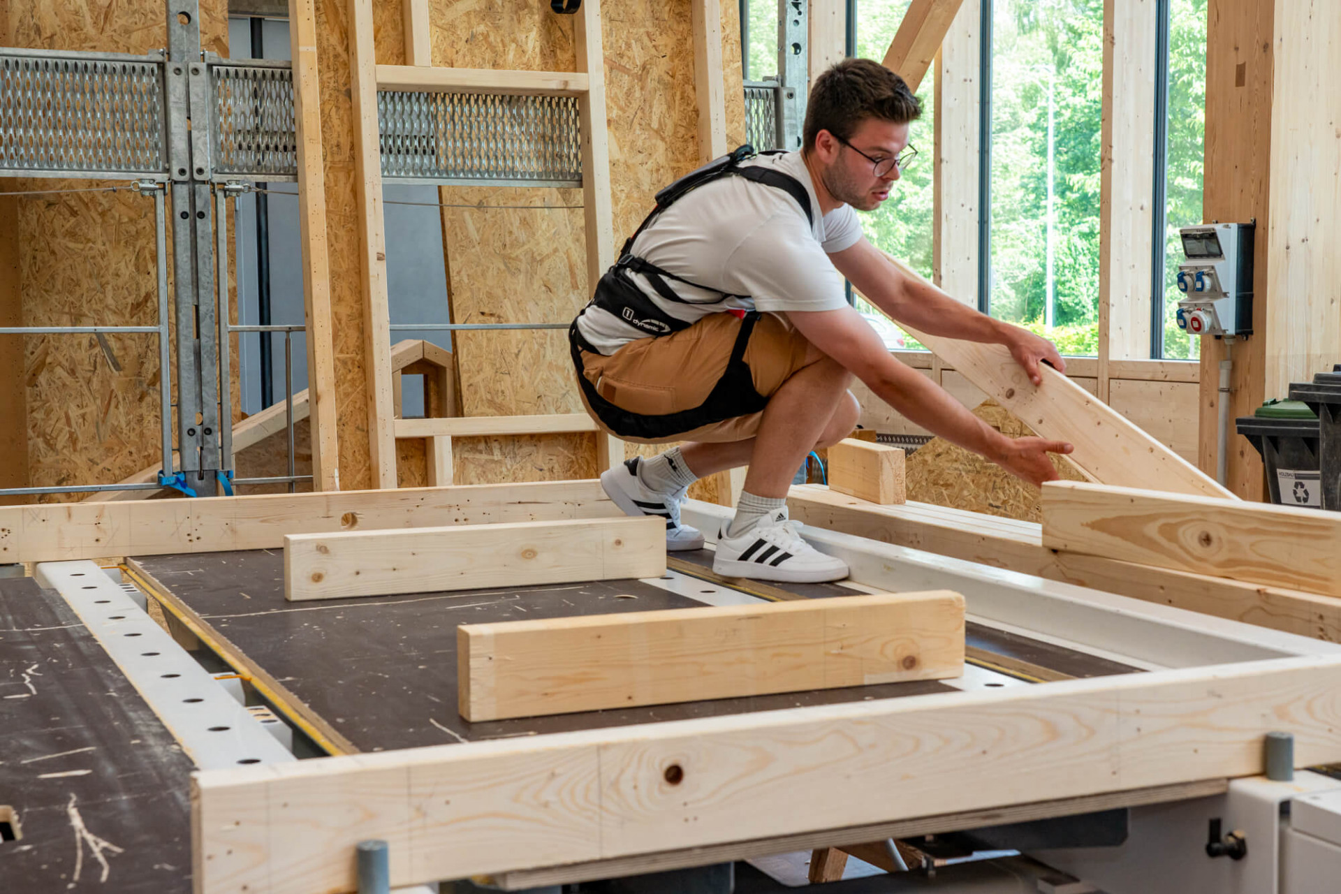 Arbeiten in der Hocke am Montagetisch
