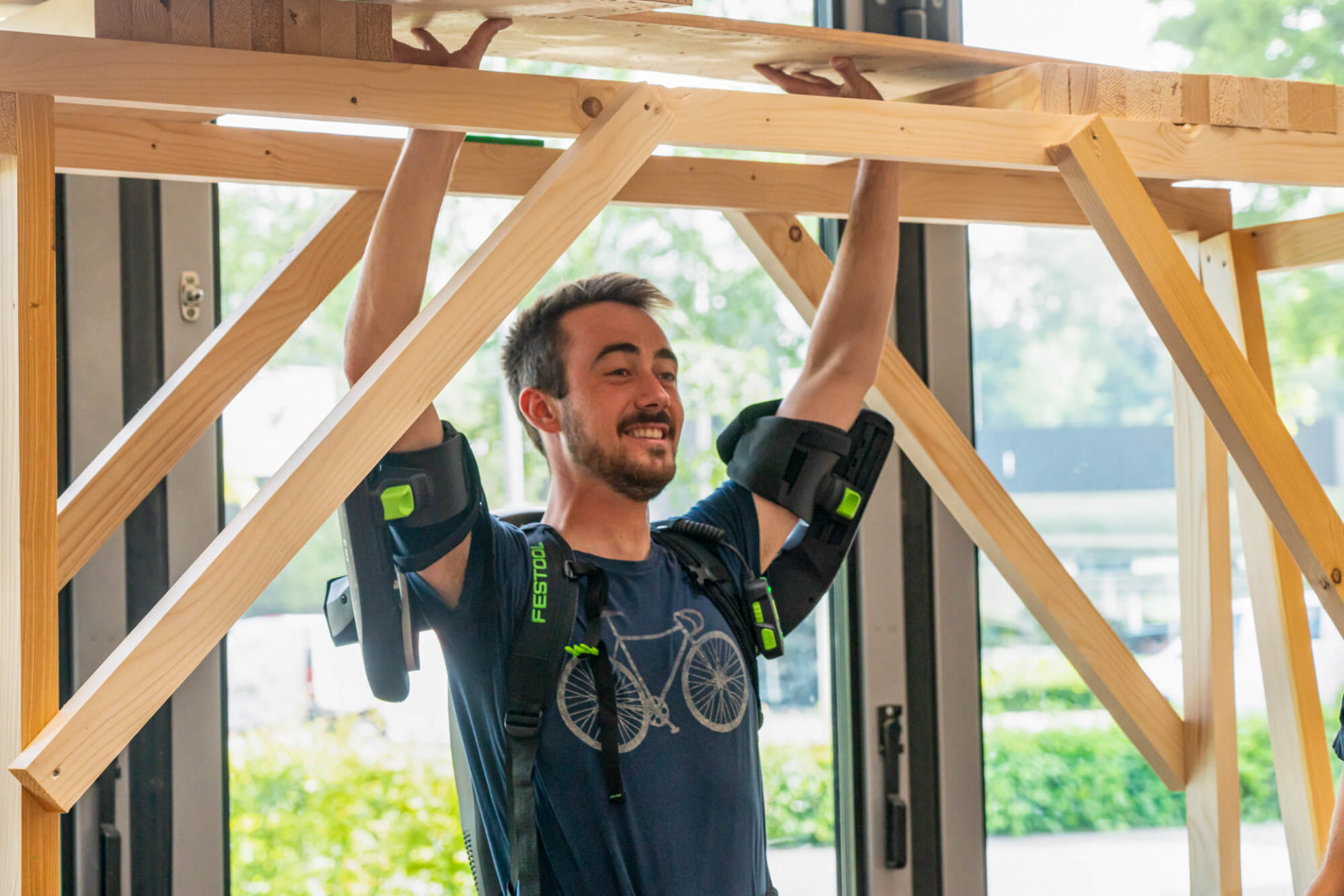 Überkopfarbeiten mit Exoskelett