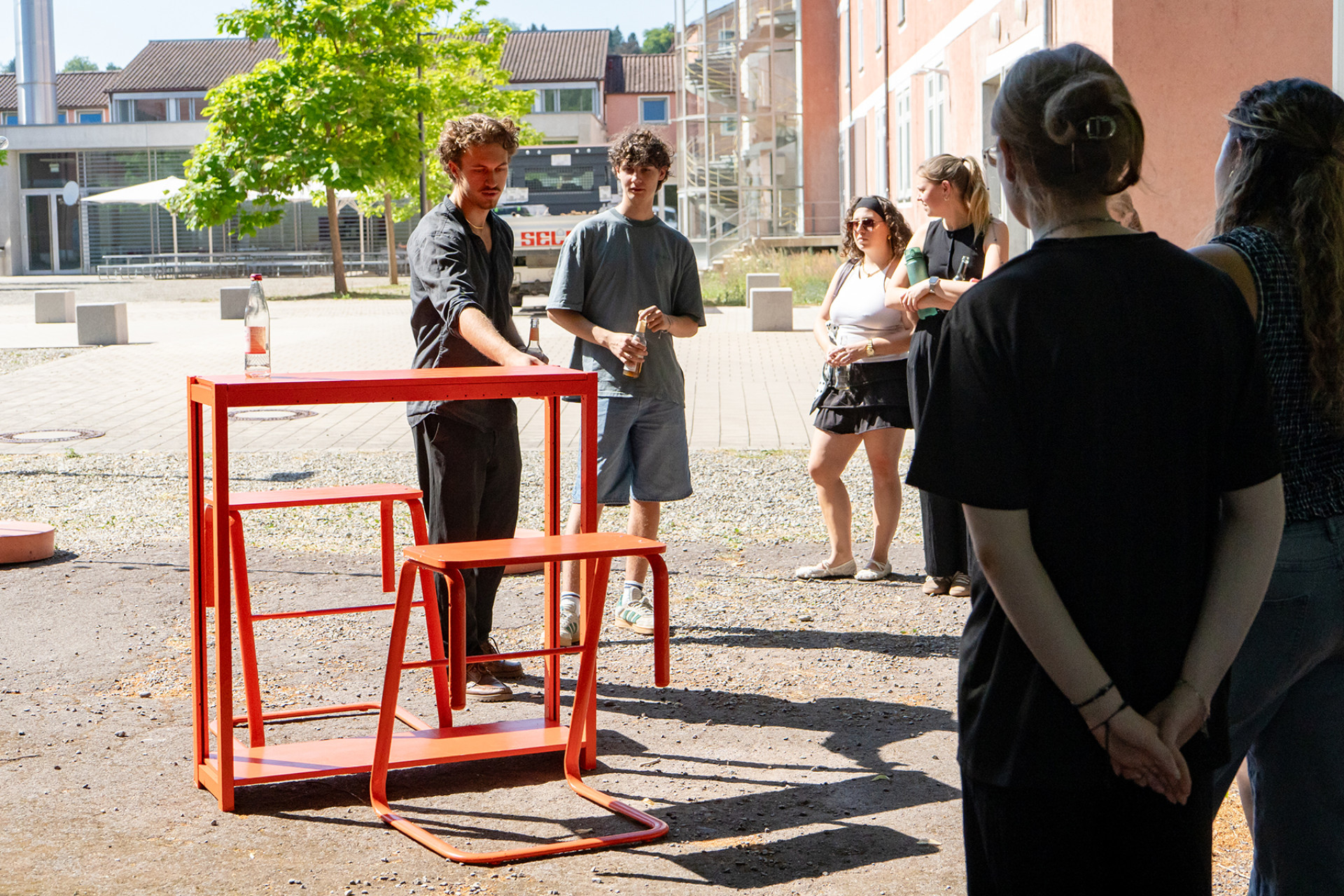 Studierende an neuen Tischen im Außenbereich