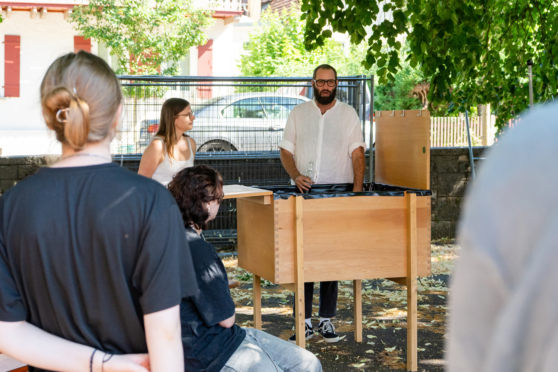 Ein Student am Upcycling-Hochbeet, ehemals ein Schrank