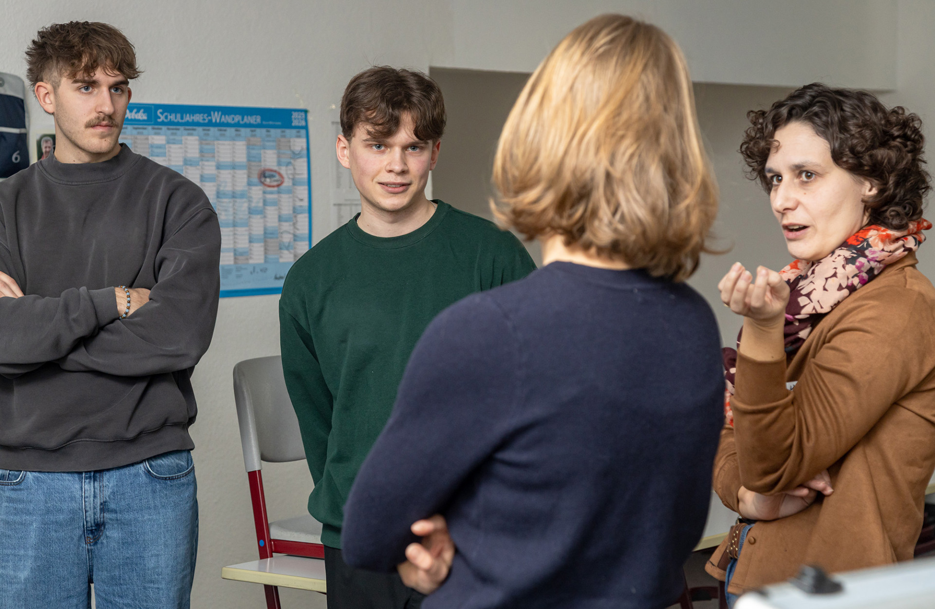 Schüler und Lehrerinnen diskutieren im KI-Barcamp