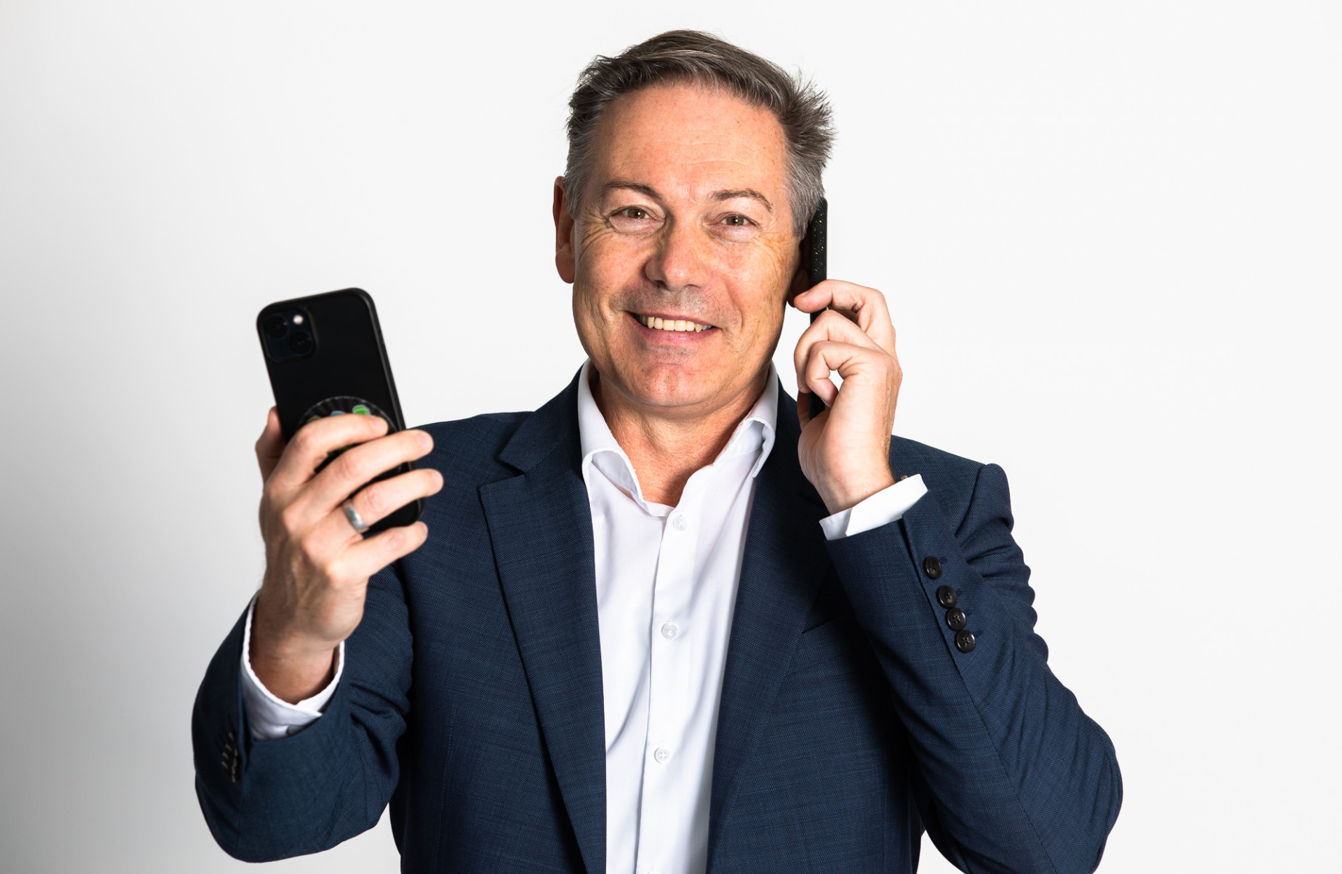 Porträt Mann mit zwei Handys in der Hand