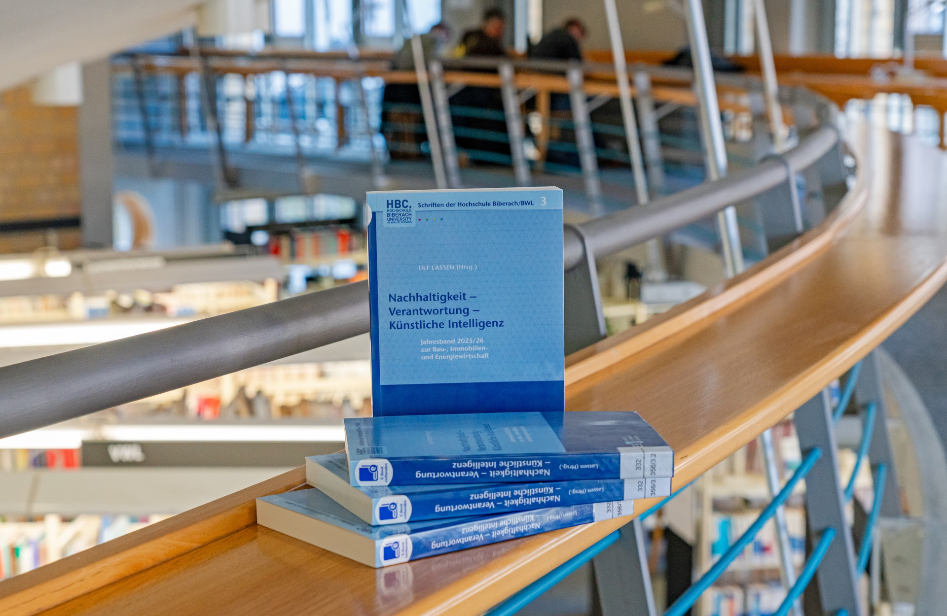 Buch mit blauem Umschlag