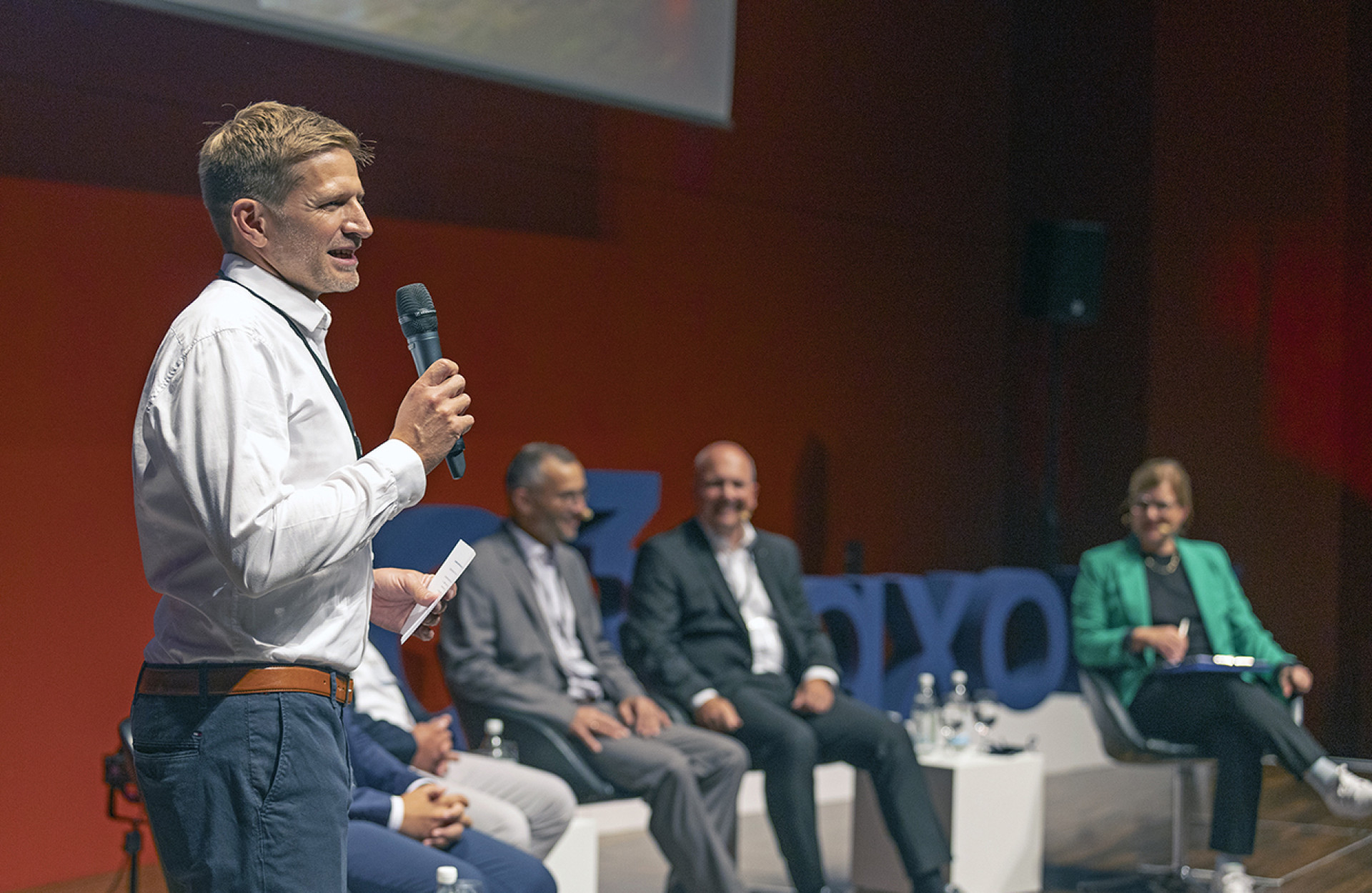 Prof. Kulas auf der Bühne der Carbonbetontage