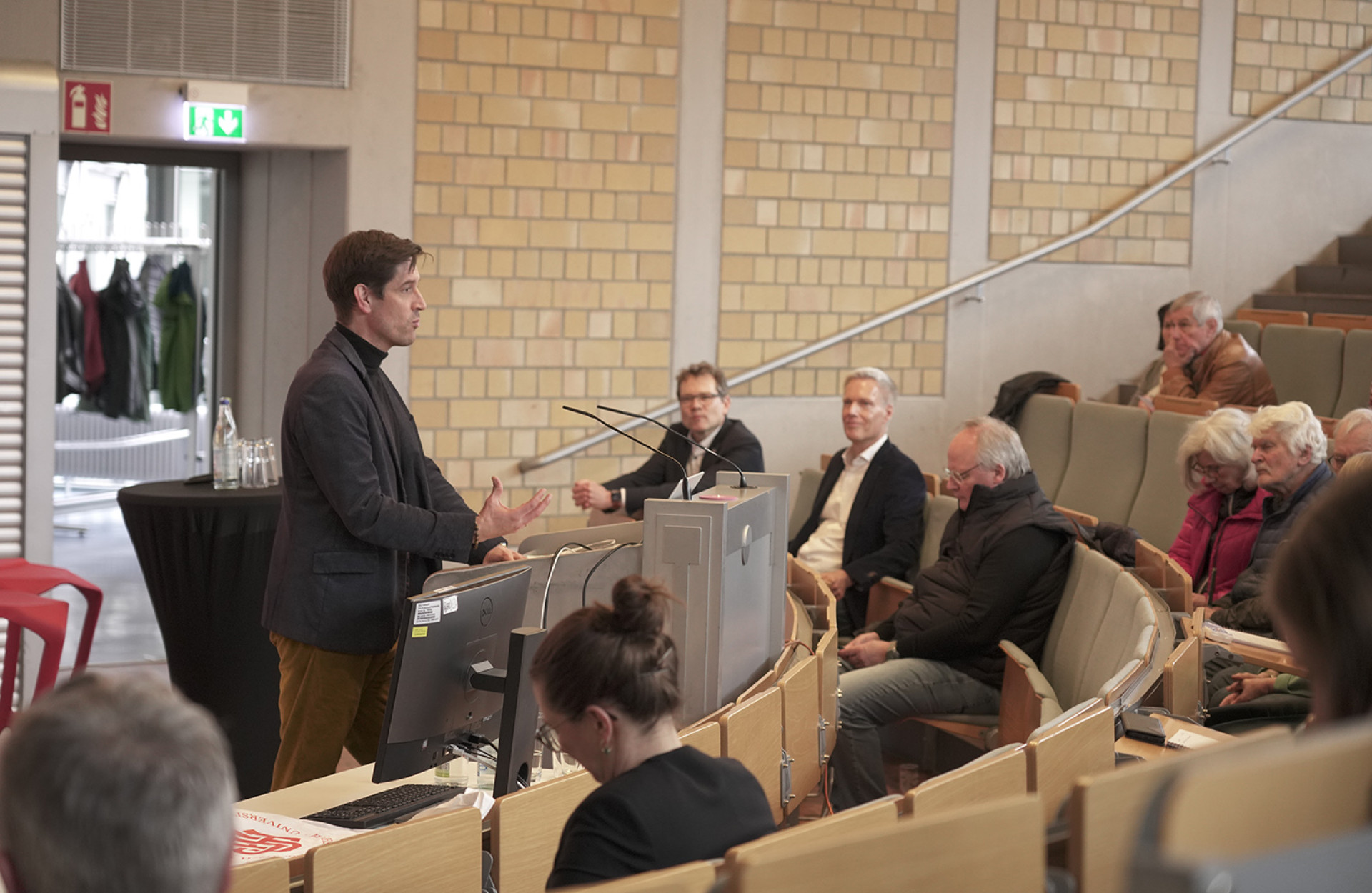 Ein Mann hält einen Vortrag