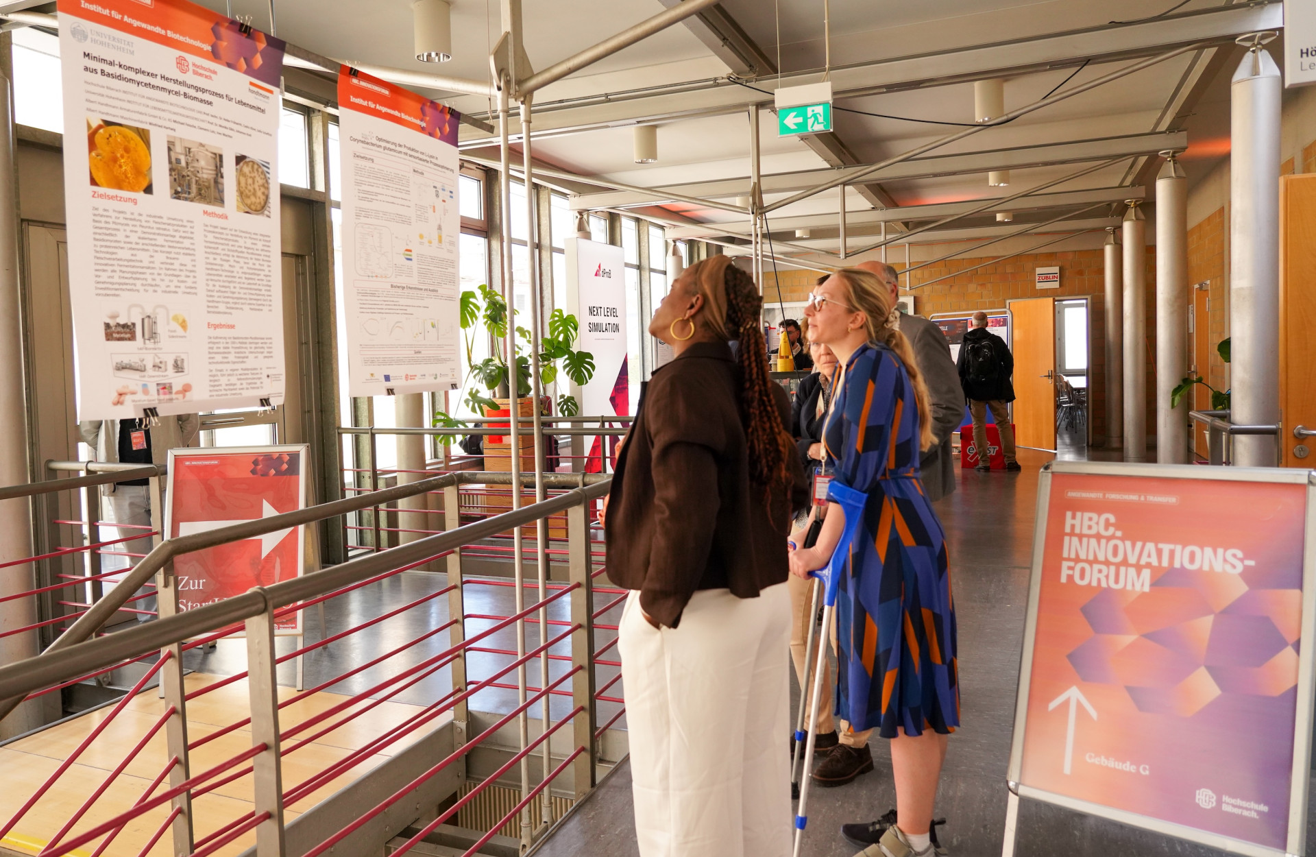 Zwei Frauen stehen vor Plakaten