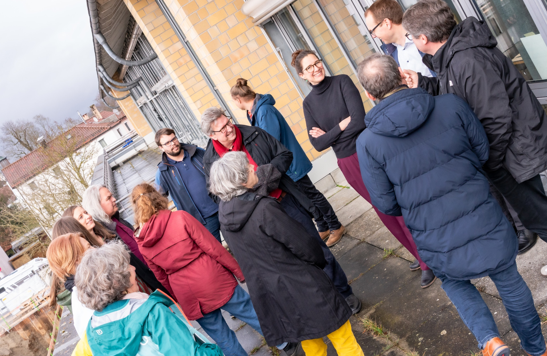 viele Personen bei einem Gruppenfoto