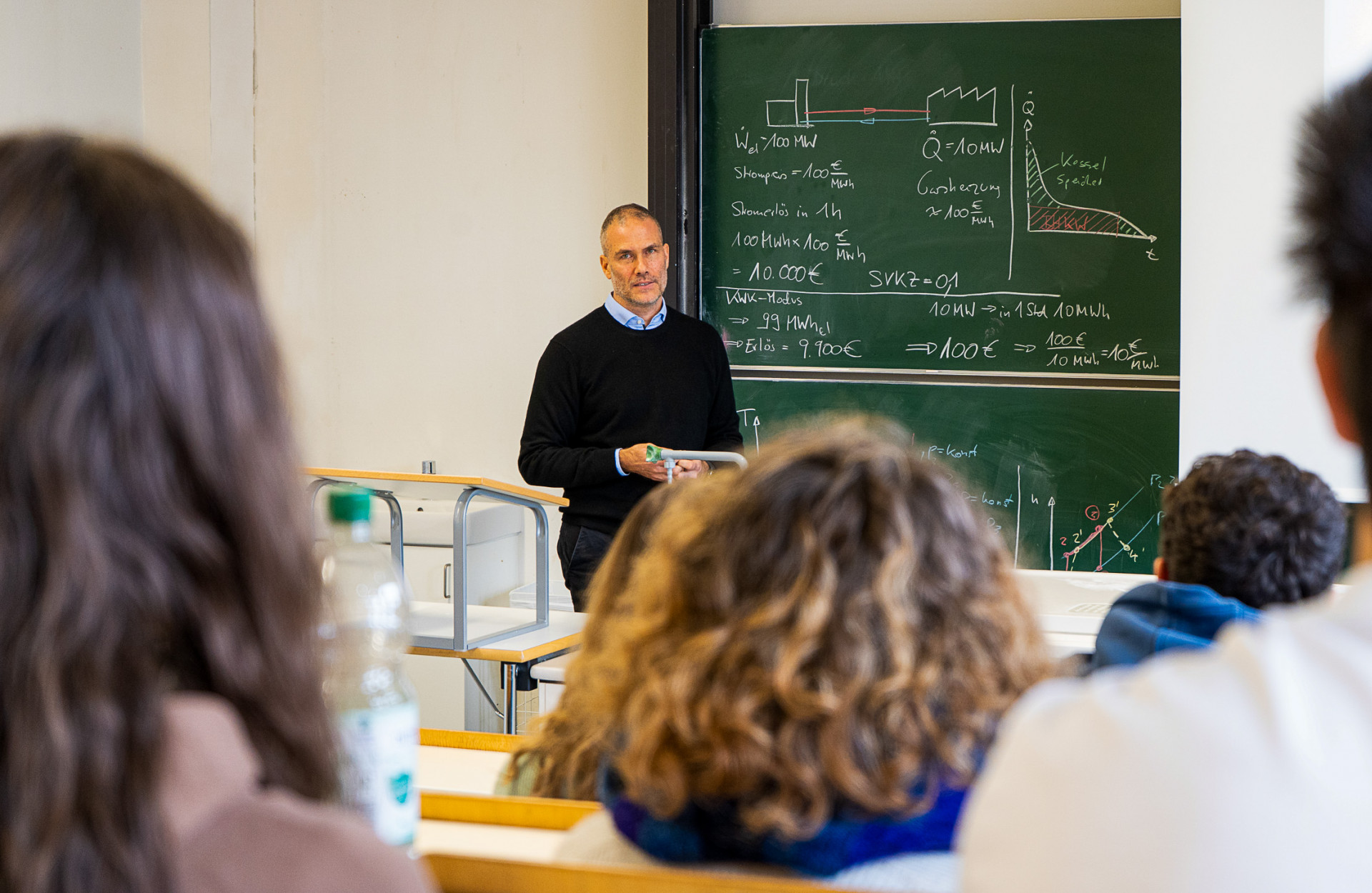 Lehrkraft vor Studierenden