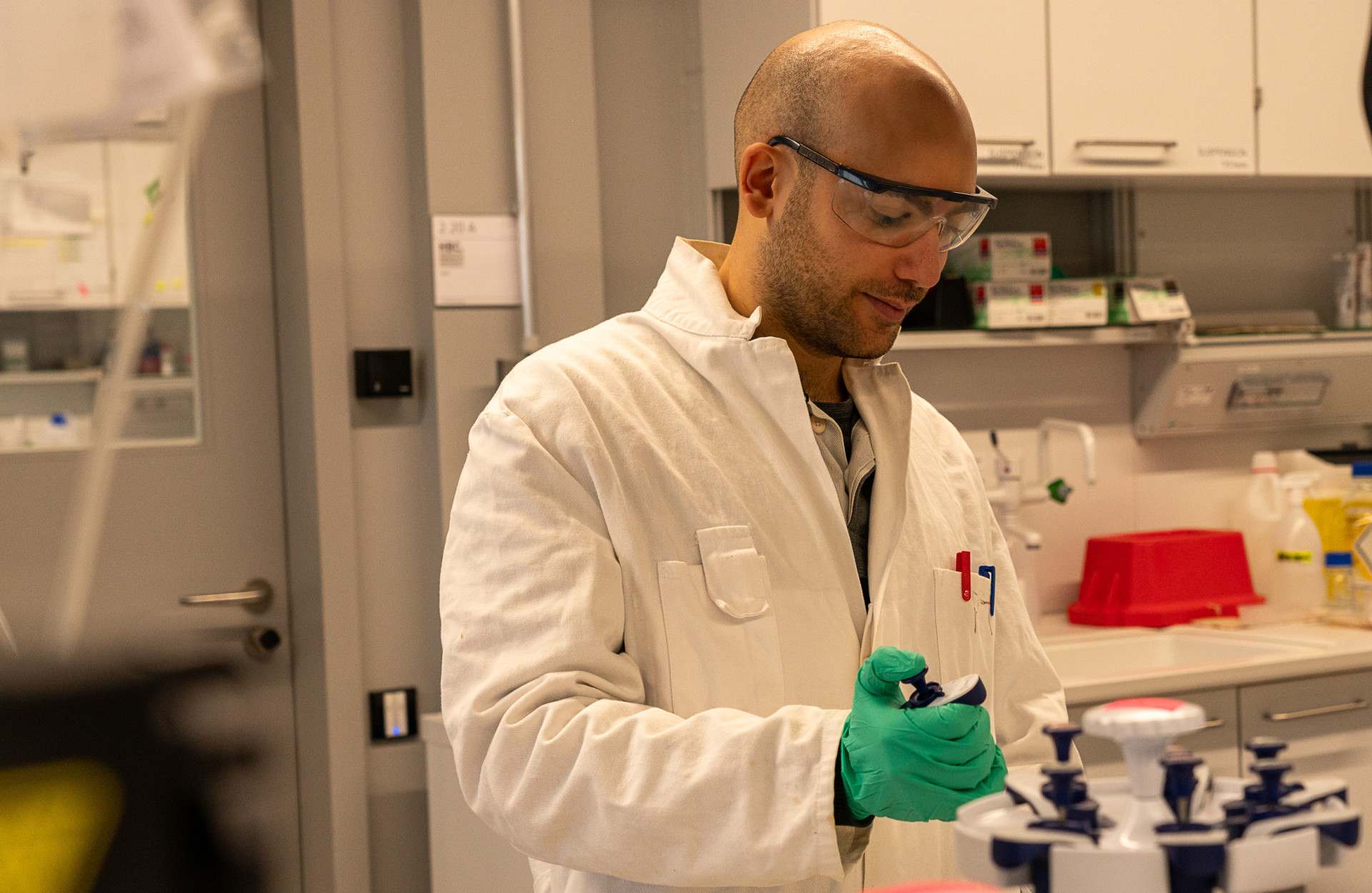 Mann steht im Labor