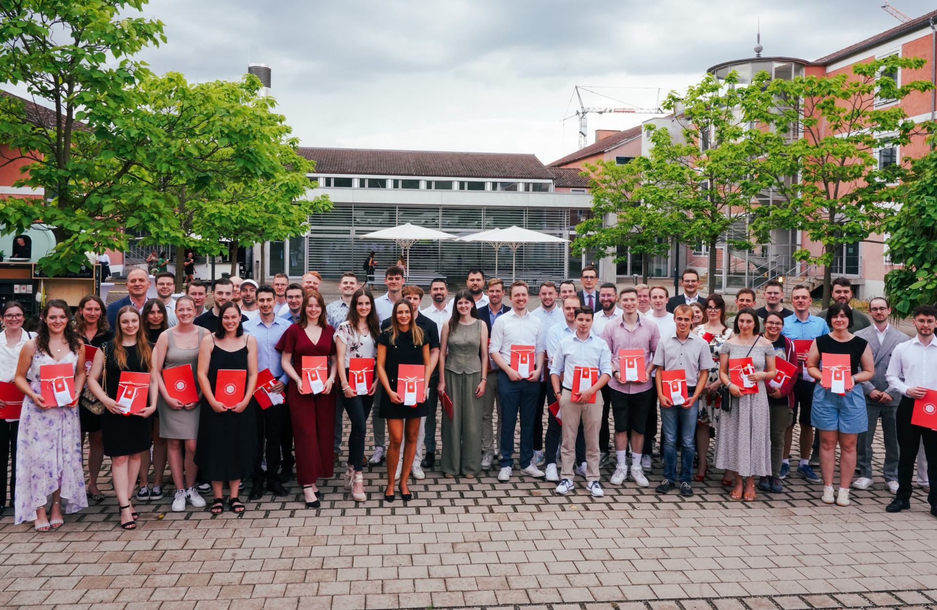 Viele Personen bei der Masterverabschiedung
