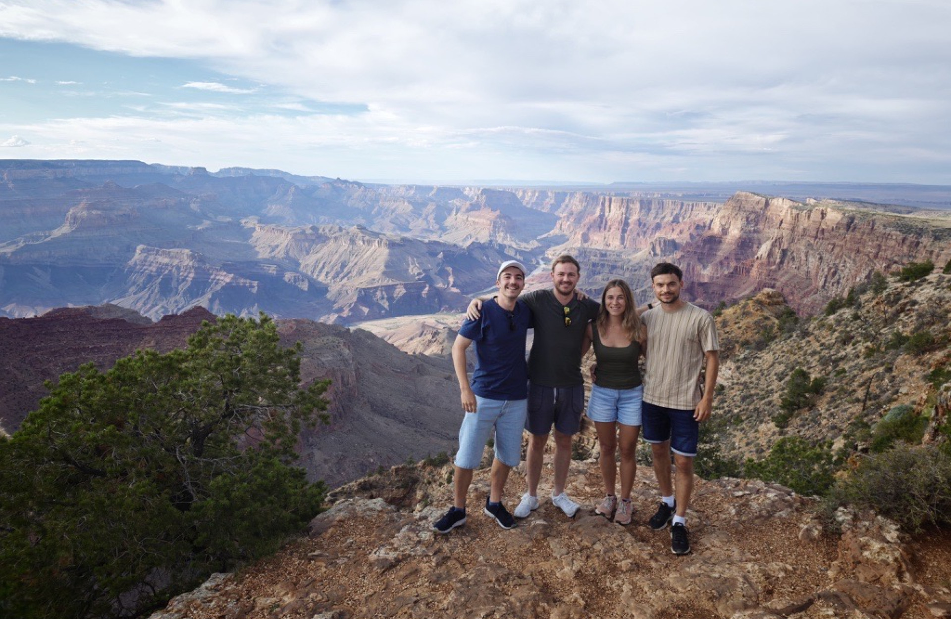 Vier Studierende stehen am Grand Canyon
