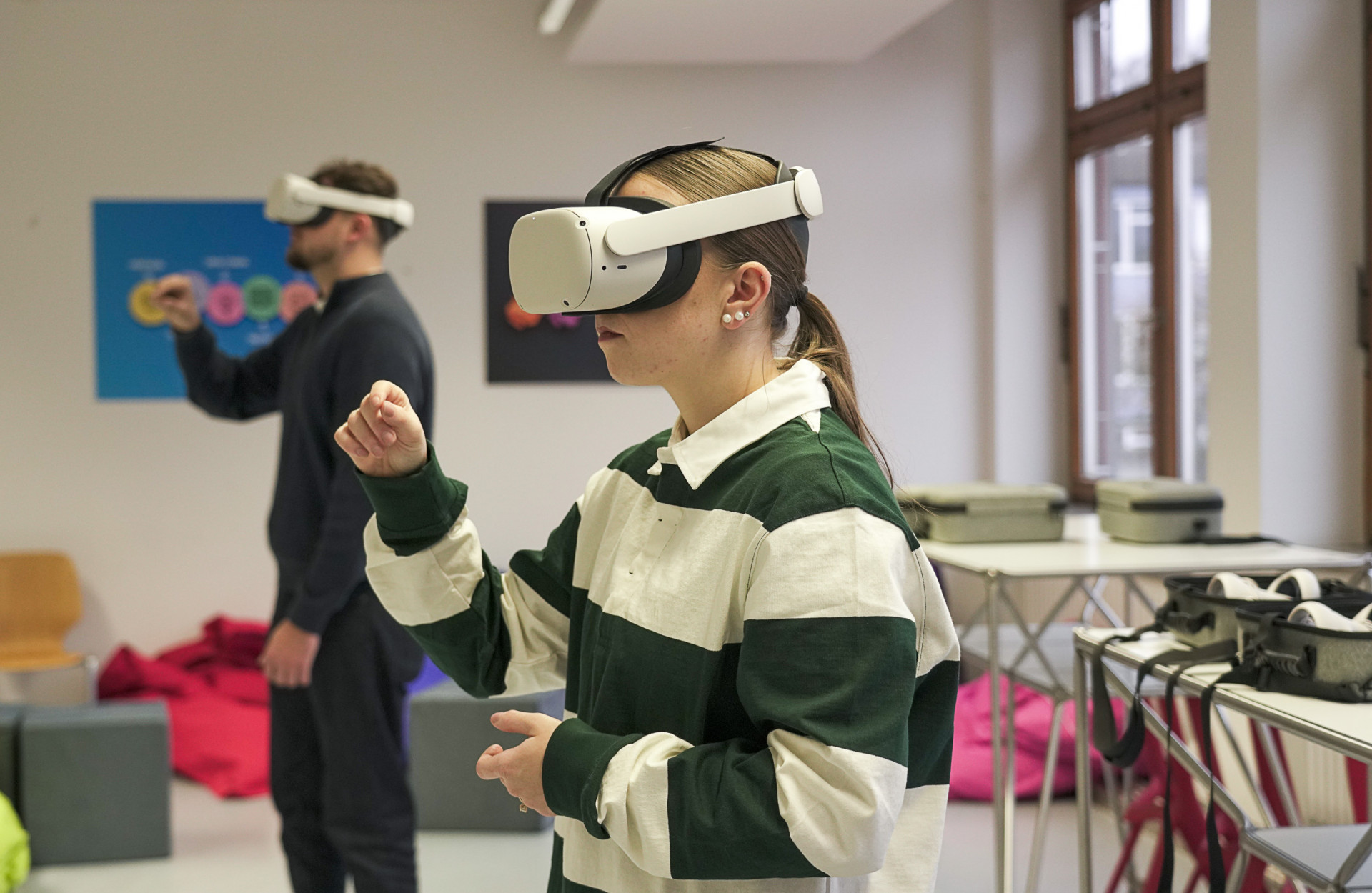 Eine Frau und ein Mann tragen eine VR Brille 