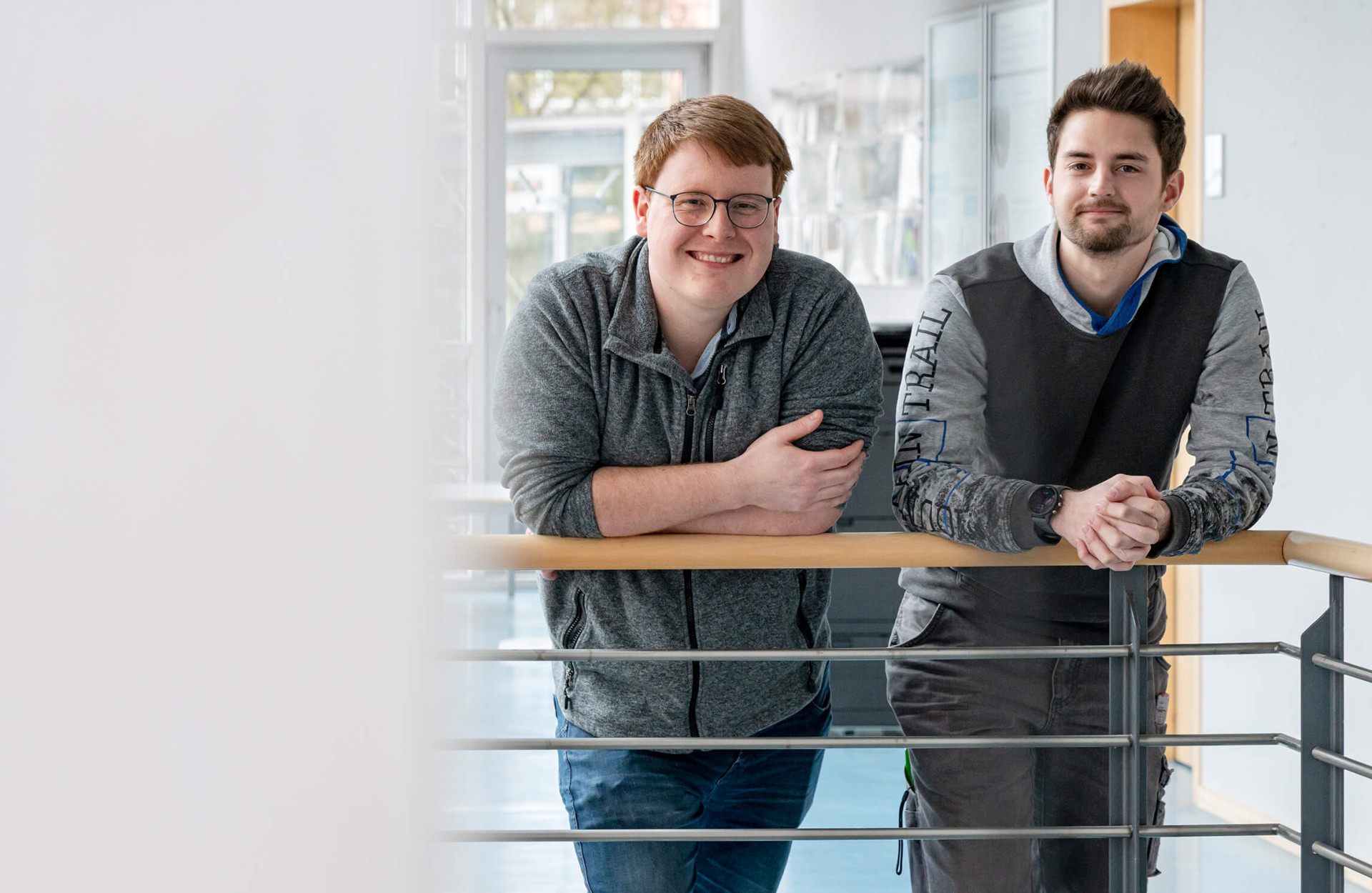 Die beiden Studierenden Julian Bott und Armin Bendel in den Räumlichkeiten des Studiengangs Energie-Ingenieurwesen