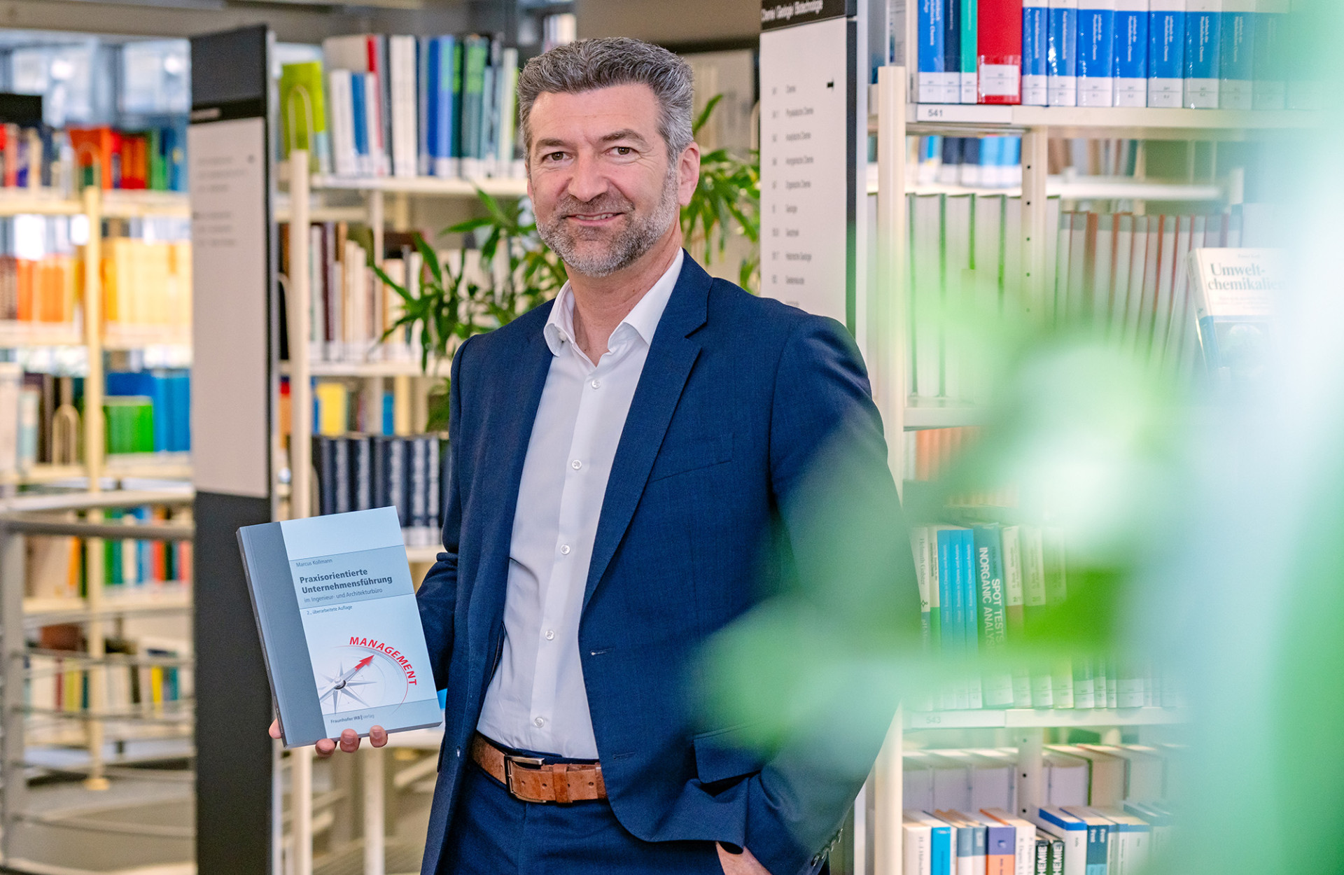 Prof. Marcus Kollmann präsentiert sein Werk "Praxisorientierte Unternehmensführung im Ingenieur- und Architekturbüro" in der Bibliothek der Hochschule