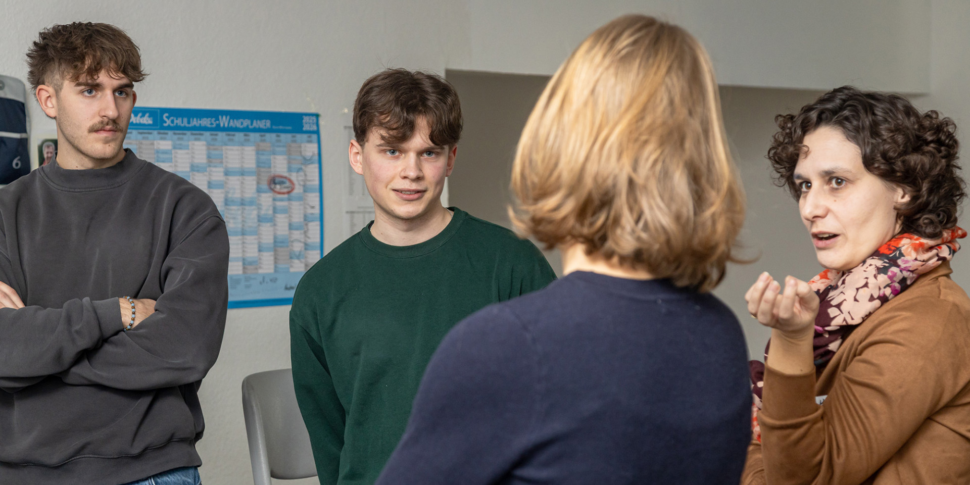 Schüler und Lehrerinnen diskutieren im KI-Barcamp