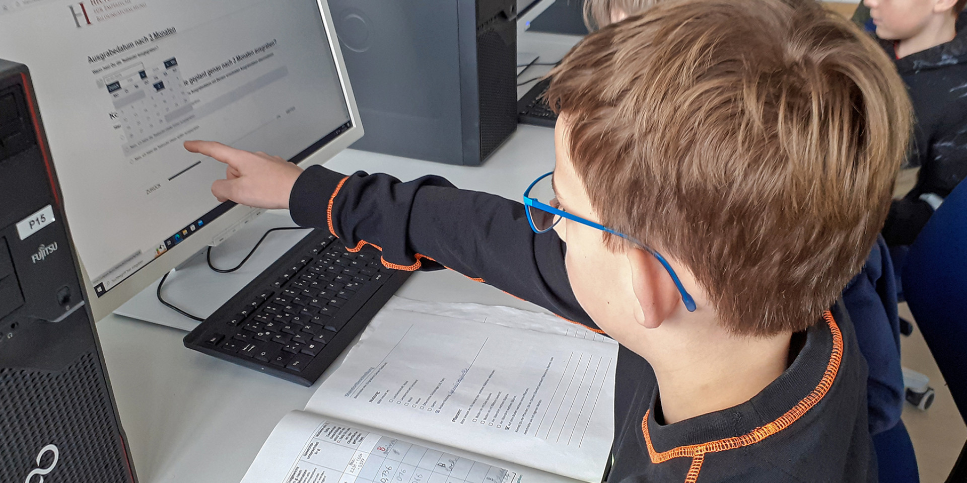 Kinder vor Computer übermitteln Ergebnisse Ihrer Bodenauswertung online
