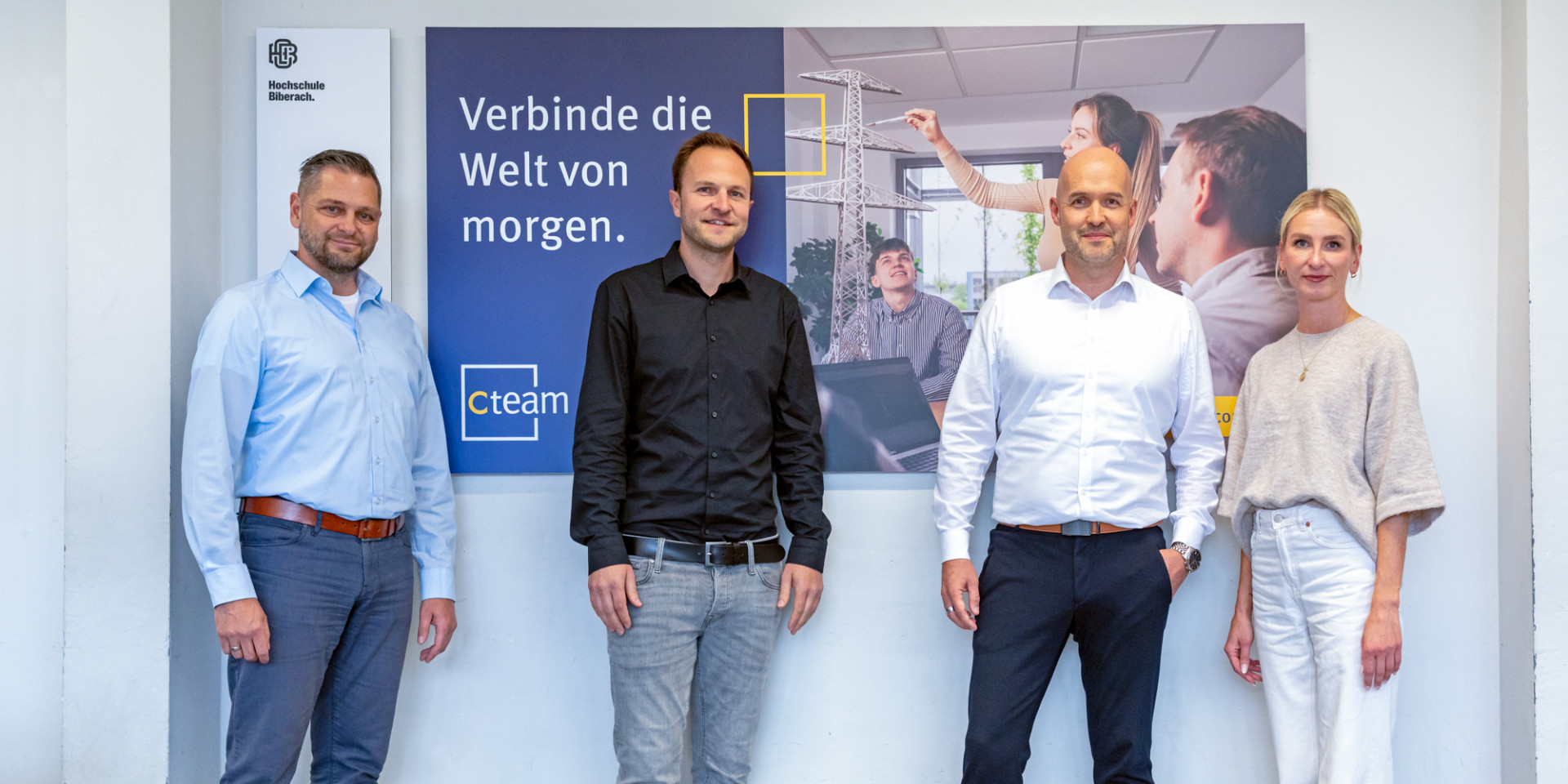 Vertreter Cteam und Hochschule vor der neuen Hörsaaltafel