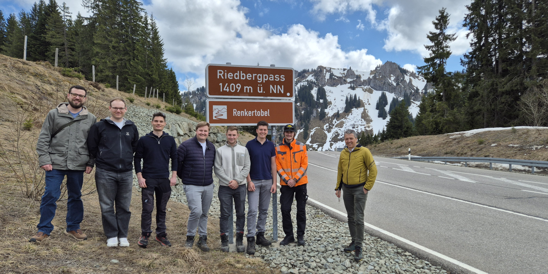 Studierende stehen vor dem Schild des Riedbergpass