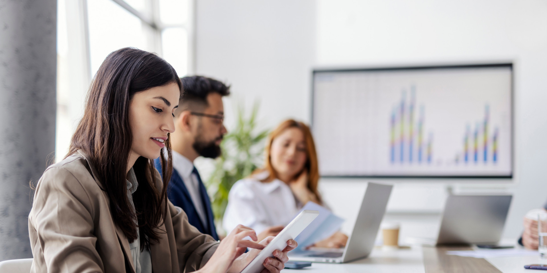 Eine Frau liest etwas