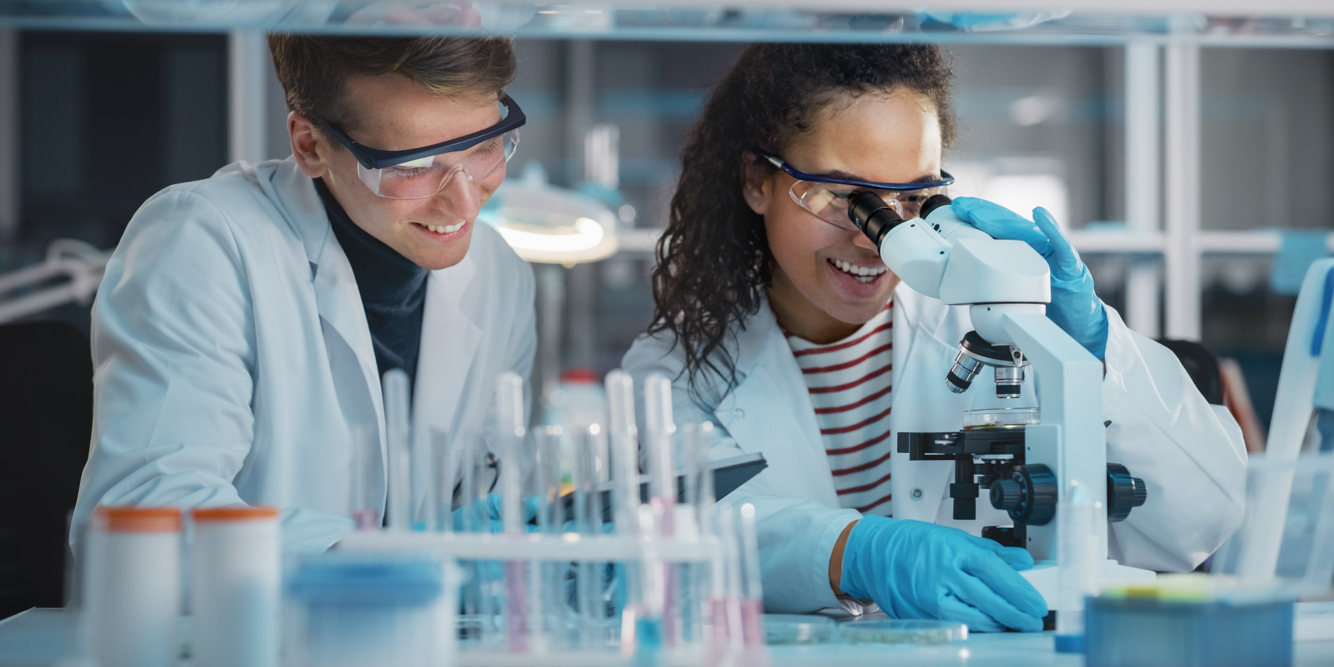 Ein Mann und eine Frau stehen im Labor 