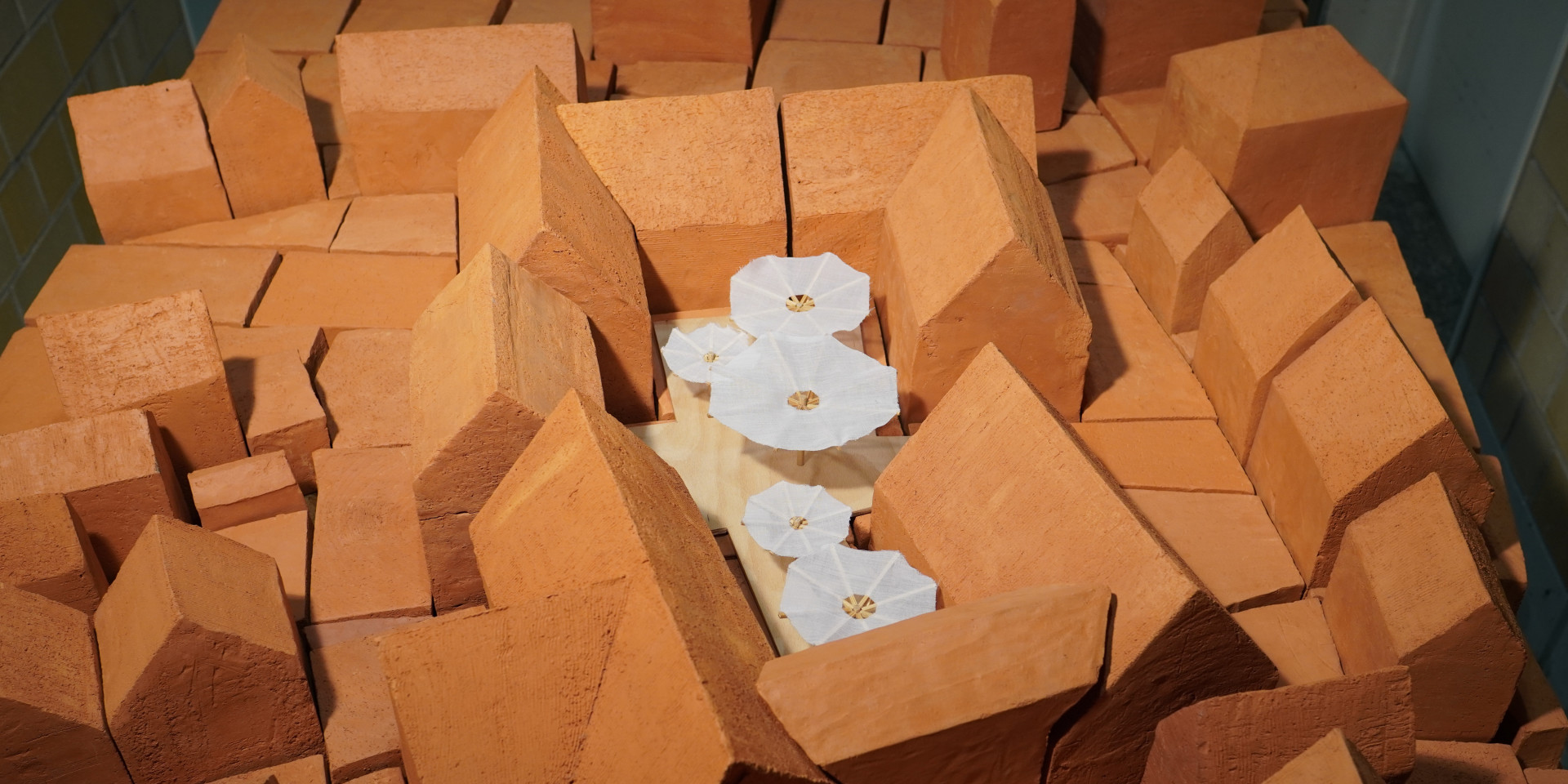 Entwurf von Gebäudedraufsicht mit Schirmen in der Mitte