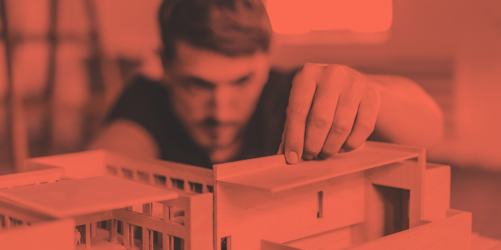 Student arbeitet an Modelhaus