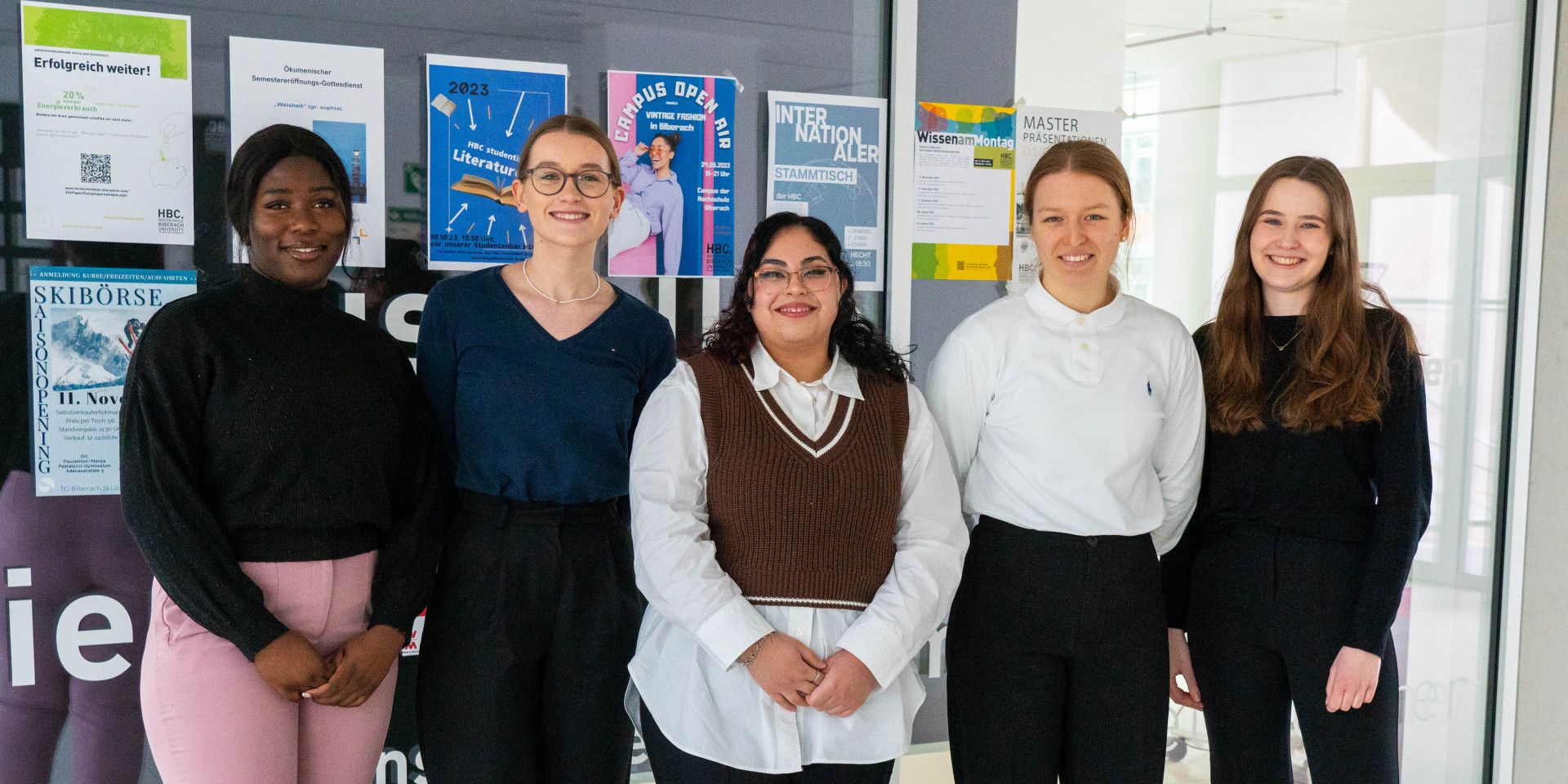 Fünf Studentinnen stehend 