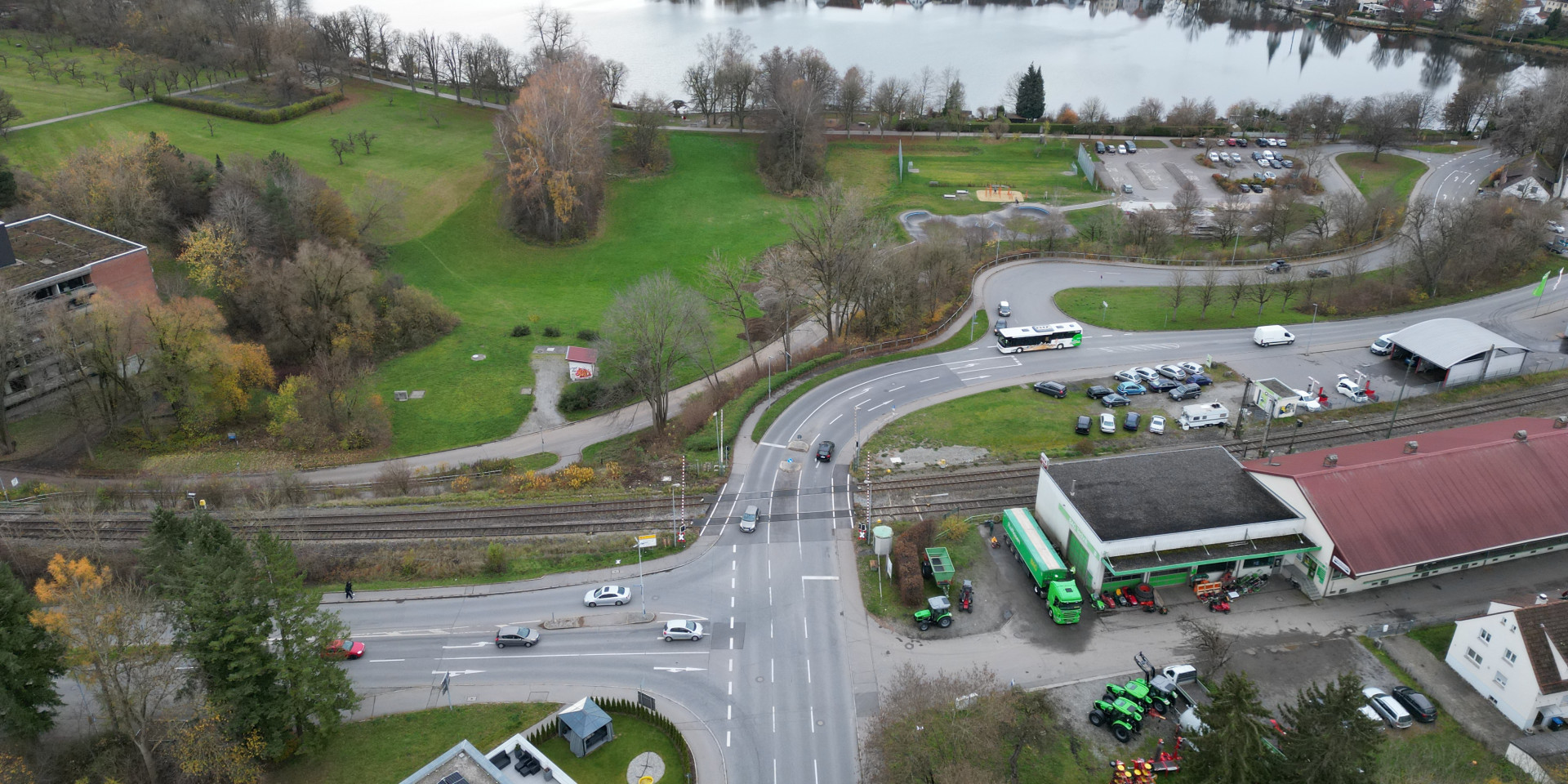 Drohnenaufnahme vom Bahnübergang in Bad Waldsee (BW)