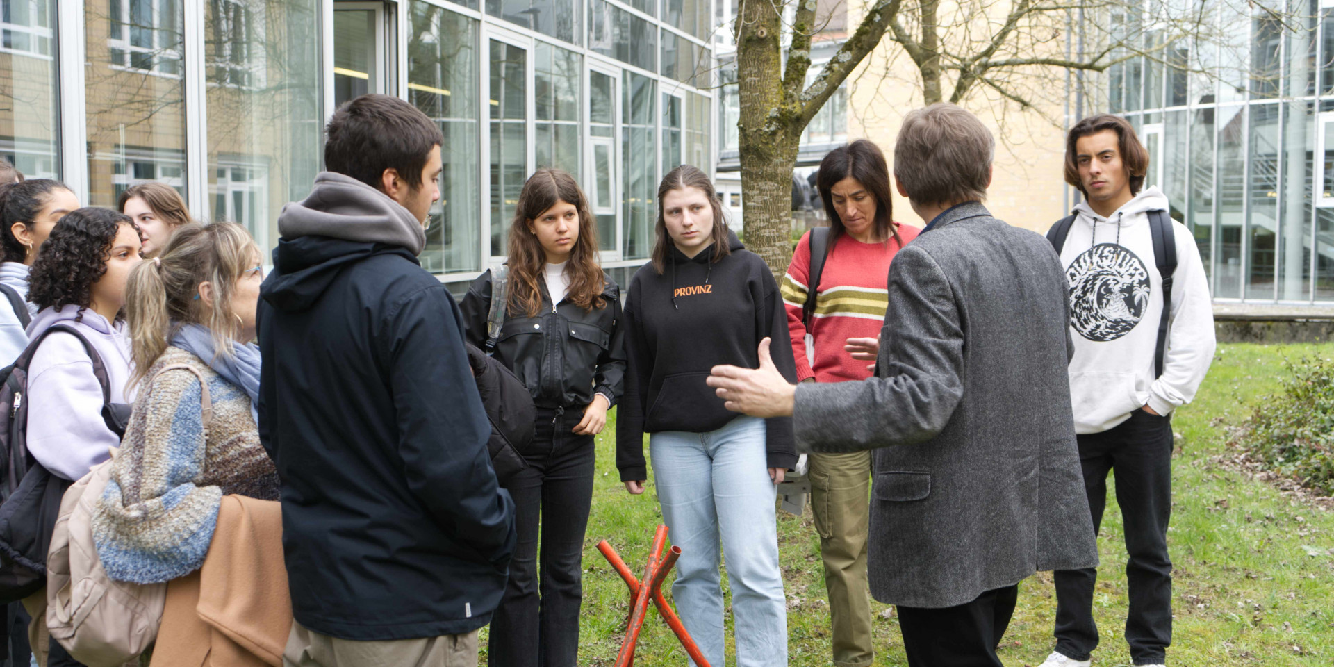 Schüler*innen auf Wiese bei Geothermietestfeld