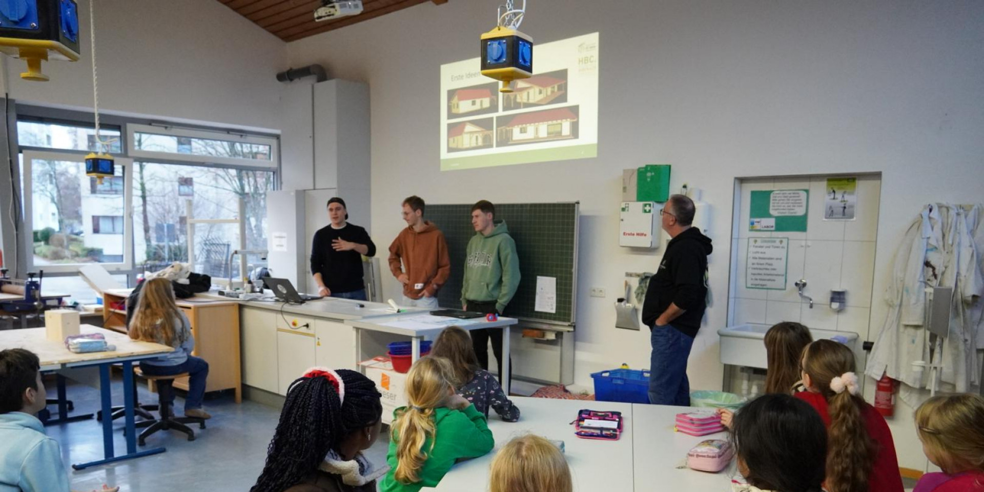 Kinder sitzen in der Schule und planen ein Gebäude