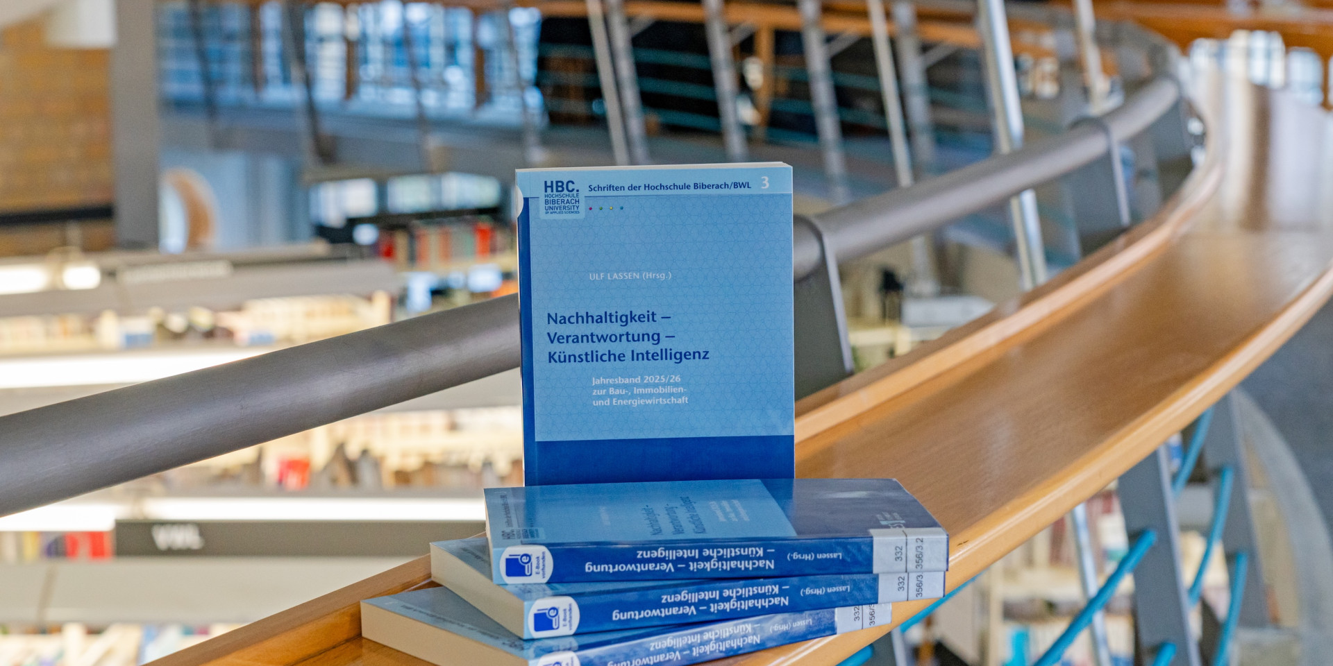 Buch mit blauem Umschlag