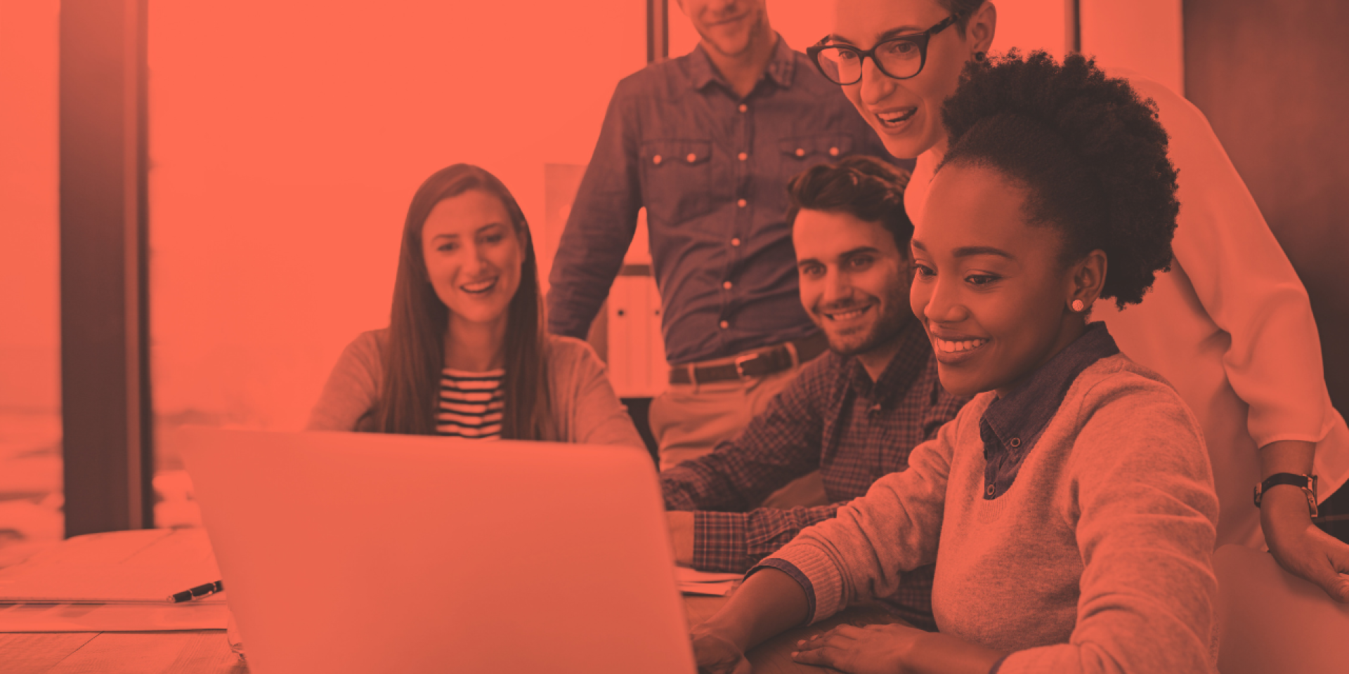 Personen arbeiten an Laptop